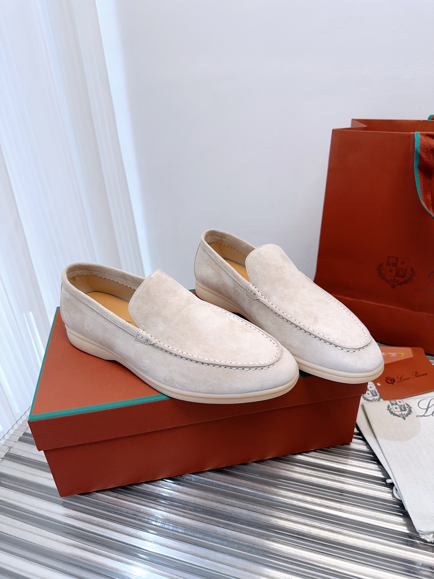 批480升级版 顶级版本Loro Piana Summer Wlak情侣乐福鞋,复古优雅,低调奢华。时尚性与皮料实用性同样兼具依然全网最高品质.
鞋面材料采用进口小牛绒面料,丝质柔滑。
✅内里原版A级水染羊皮➕ A级水染牛皮垫脚。
✅原版真皮中底
✅耐磨高弹牛筋底。
✅独家开模精铸K金电镀🔒锁扣
✅码数:女码35-39 (定制女40.41.42不退不换。)
男码39-44定制男38.45.46定制不退换)
✅推荐搭配:日常百搭。
✅可色卡定做颜色