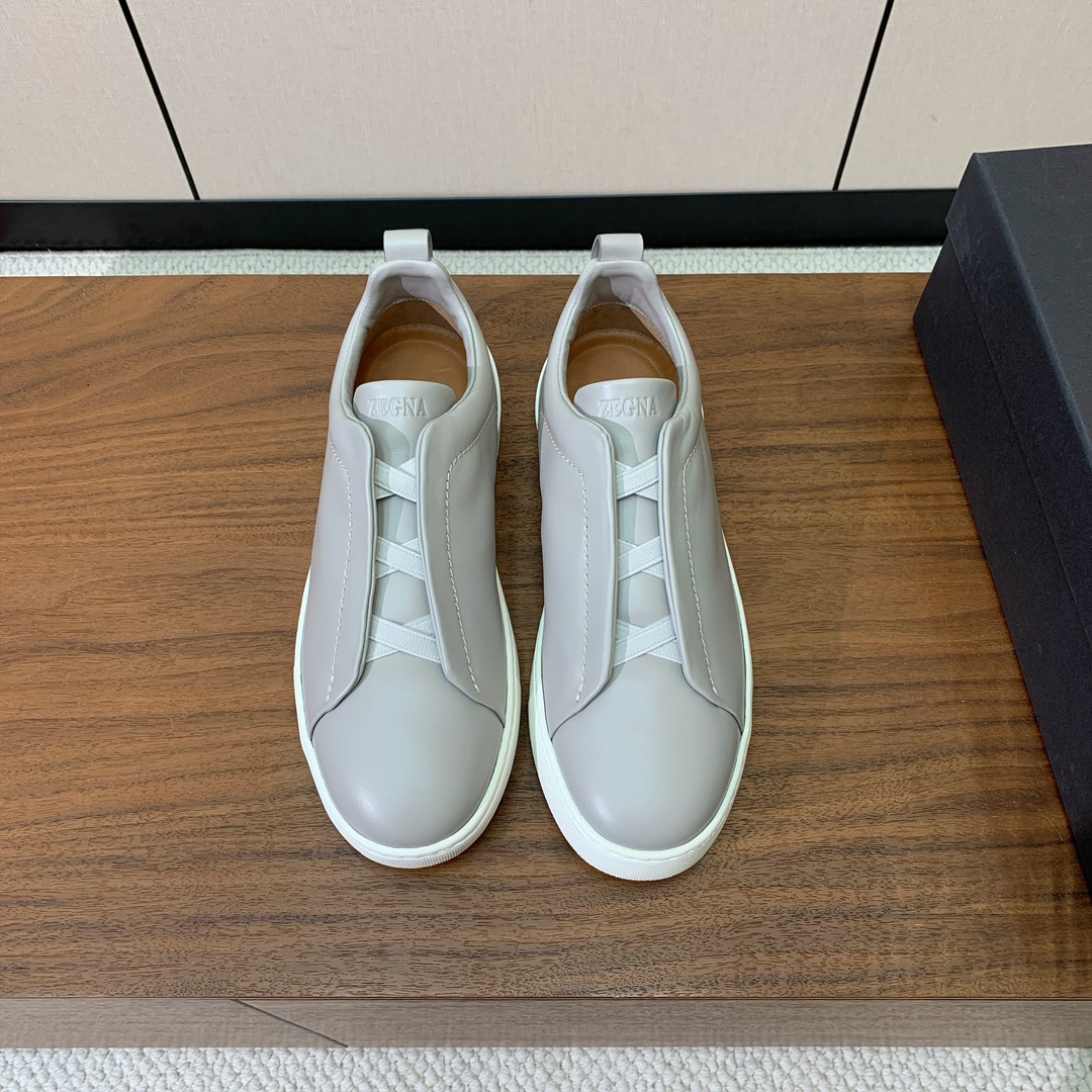 【Zegna】光面牛皮一脚蹬休闲鞋。饰有标志性三重交叉松紧细节,灵感源于三重手缝线迹造型,彰显了杰尼亚的悠久传承。采用原版拉帮套楦工艺鞋型好看且质感轻盈。鞋面油边工艺、鞋舌饰有标志性 Zegna 标识细节,彰显品牌风范。私家原版开模大底,穿脱轻松,舒适不凡。区别于市面上普通橡胶大底。
材质:鞋面原版定制进口牛皮,牛皮内里,原版开模Tpu大底。
码数:39-47(46、47定制不退换)
批:💰590