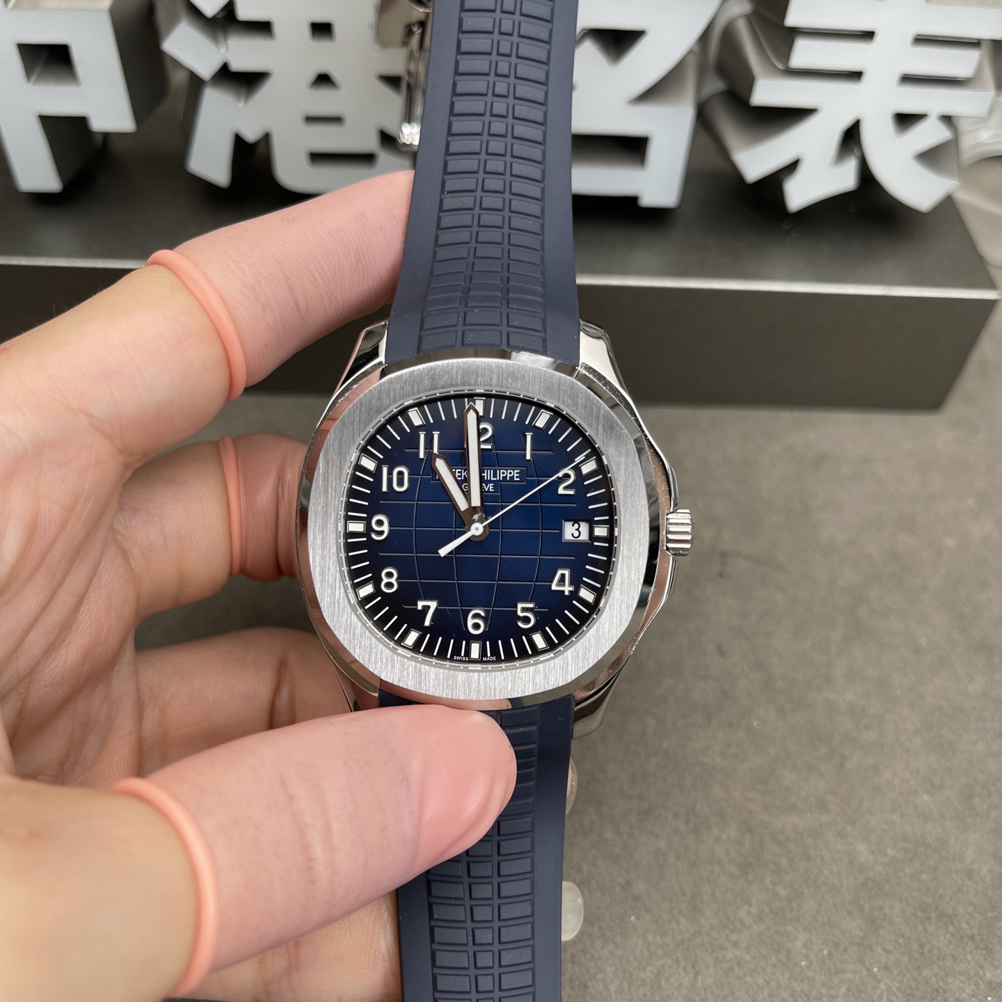 蓝
市面上版本众多,但大致上可以分为两种。
1,9015或者7750机芯,加装饰盖板,价位在1-2K+,这种在2年前就是最高版本了。
2,随着技术的迭代更新,目前最新一代已经做到了一体式机芯324,结构和功能上做到了“超级克隆”
一体式目前有两个版本:
3K版 =3650
DD版=4450
DD版加强了:
1,日历字体;
2,盘面刻度条打磨;
3,后透盖机芯刻字更清晰。