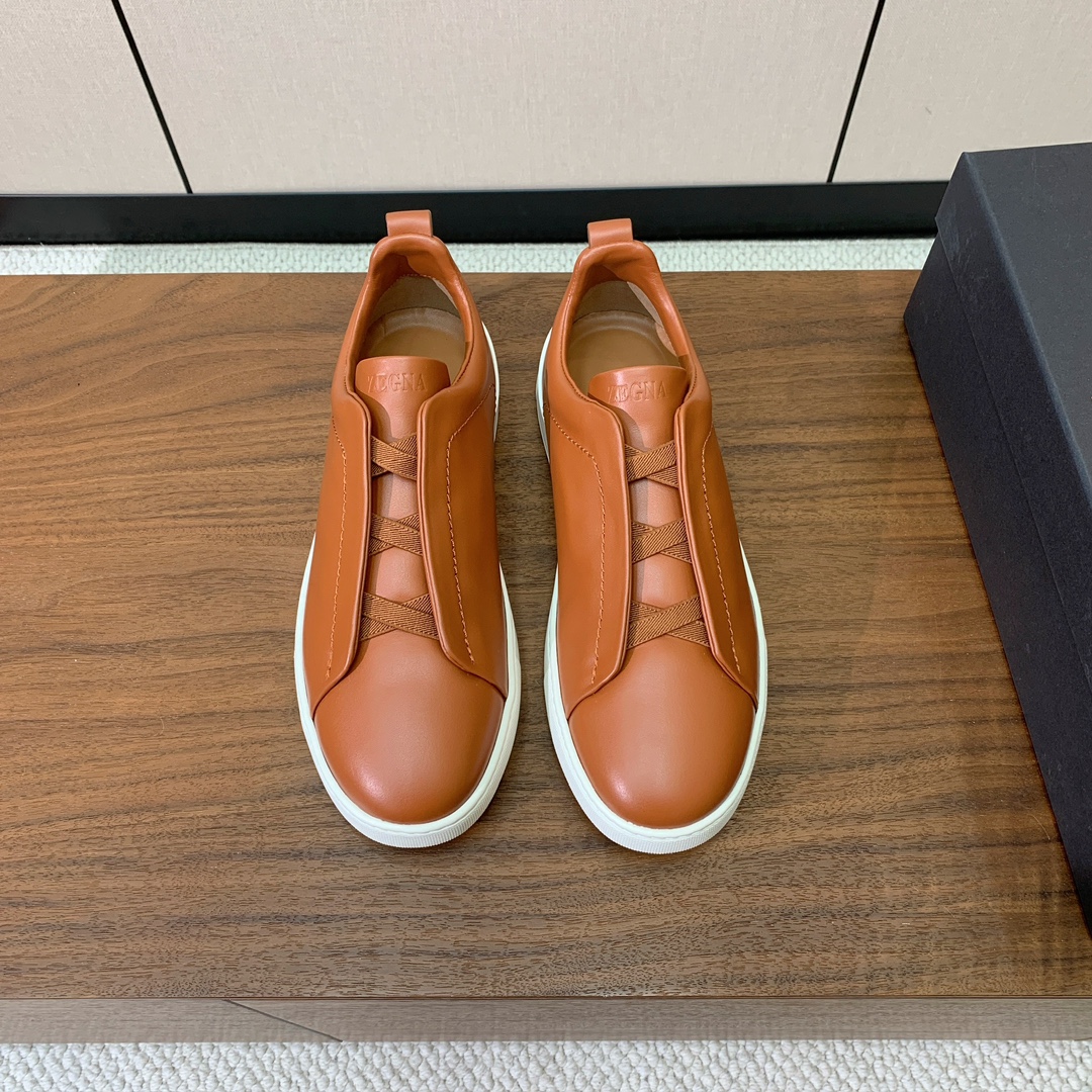 【Zegna】光面牛皮一脚蹬休闲鞋。饰有标志性三重交叉松紧细节,灵感源于三重手缝线迹造型,彰显了杰尼亚的悠久传承。采用原版拉帮套楦工艺鞋型好看且质感轻盈。鞋面油边工艺、鞋舌饰有标志性 Zegna 标识细节,彰显品牌风范。私家原版开模大底,穿脱轻松,舒适不凡。区别于市面上普通橡胶大底。
材质:鞋面原版定制进口牛皮,牛皮内里,原版开模Tpu大底。
码数:39-47(46、47定制不退换)
批:💰590