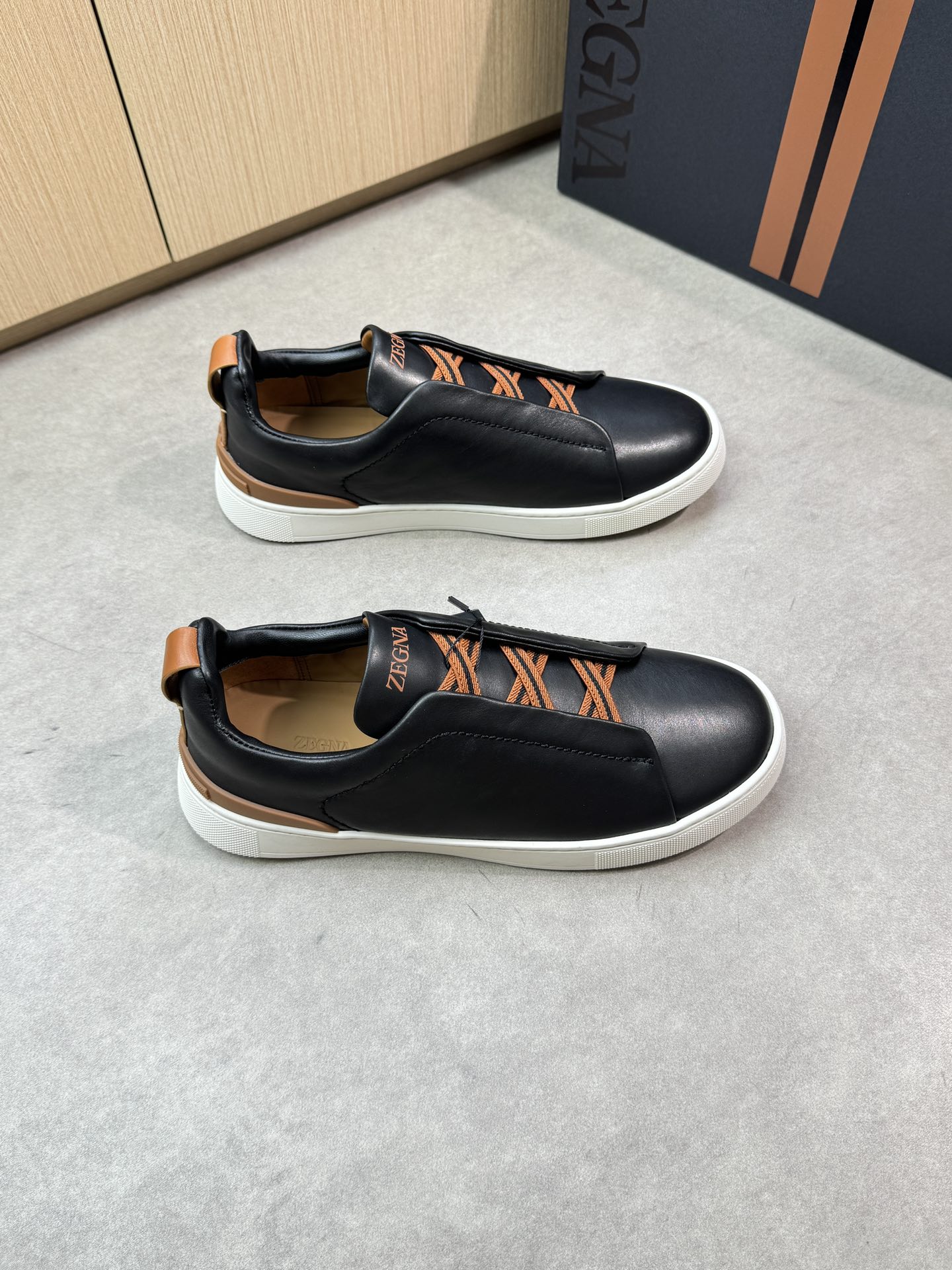 【Zegna】杰尼亚 P710💰
-高端品质 原单🔍🔍🔍休闲运动板鞋
-鞋面:原版🔝纳帕小牛皮、鞋舌空压品牌logo、懒人穿脱松紧带
-内里:水染牛皮
-大底:超轻TPR·橡胶:成型大底
-超高品控·做工精细:凸显(高端·贵气·档次)
-Size: 39-44(38,45,46,可订做)·Z0112
