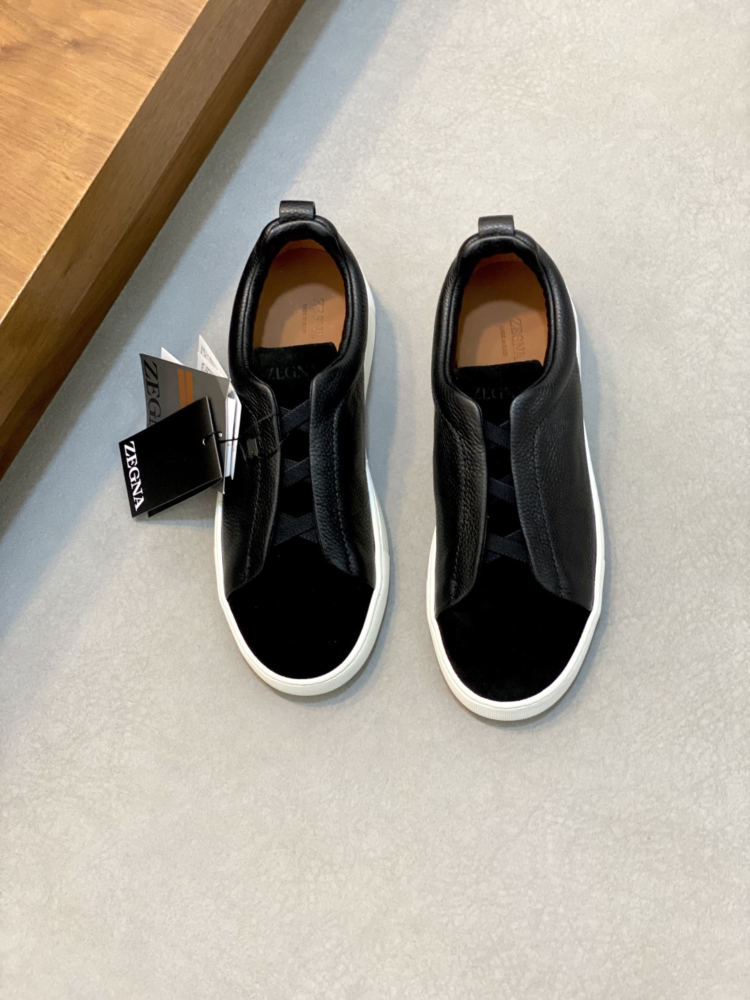 💰700 Ermenegildo Zegna 杰尼亚休闲运动鞋
Triple Stitch 是一款精致的休闲鞋履,饰有标志性三重交叉松紧细节,灵感源于三重手缝线迹造型,彰显了杰尼亚的悠久传承。这款皮革衬里鹿皮球鞋饰有骆马色装饰细节,采用便鞋鞋型且质感轻盈,配有灵活的橡胶外底,穿脱轻松,舒适不凡。后跟饰有标志性 Ermenegildo Zegna XXX 标识细节,彰显品牌风范。
码数:39-44,标准皮鞋尺码。