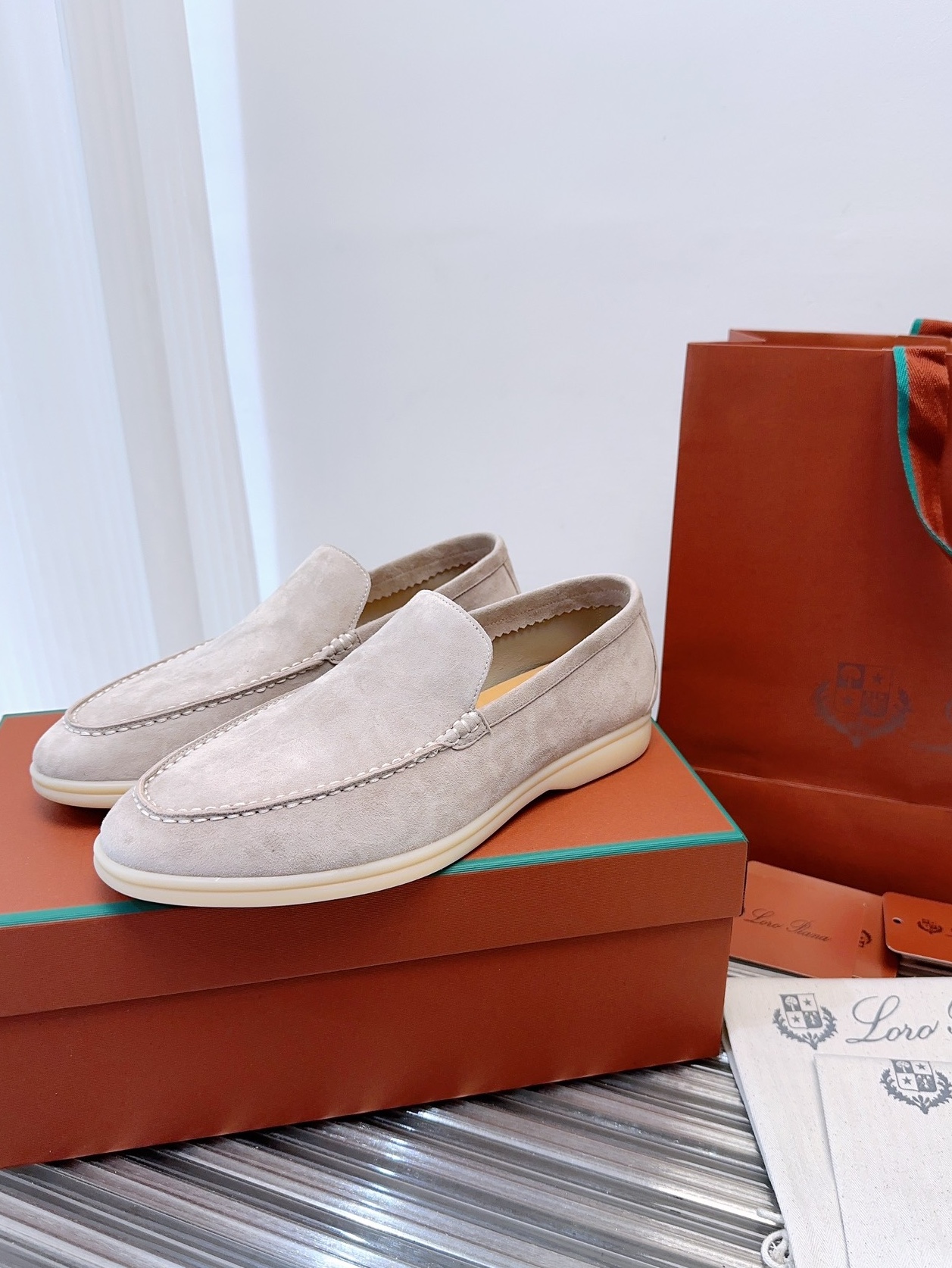 批480升级版 顶级版本Loro Piana Summer Wlak情侣乐福鞋,复古优雅,低调奢华。时尚性与皮料实用性同样兼具依然全网最高品质.
鞋面材料采用进口小牛绒面料,丝质柔滑。
✅内里原版A级水染羊皮➕ A级水染牛皮垫脚。
✅原版真皮中底
✅耐磨高弹牛筋底。
✅独家开模精铸K金电镀🔒锁扣
✅码数:女码35-39 (定制女40.41.42不退不换。)
男码39-44定制男38.45.46定制不退换)
✅推荐搭配:日常百搭。
✅可色卡定做颜色