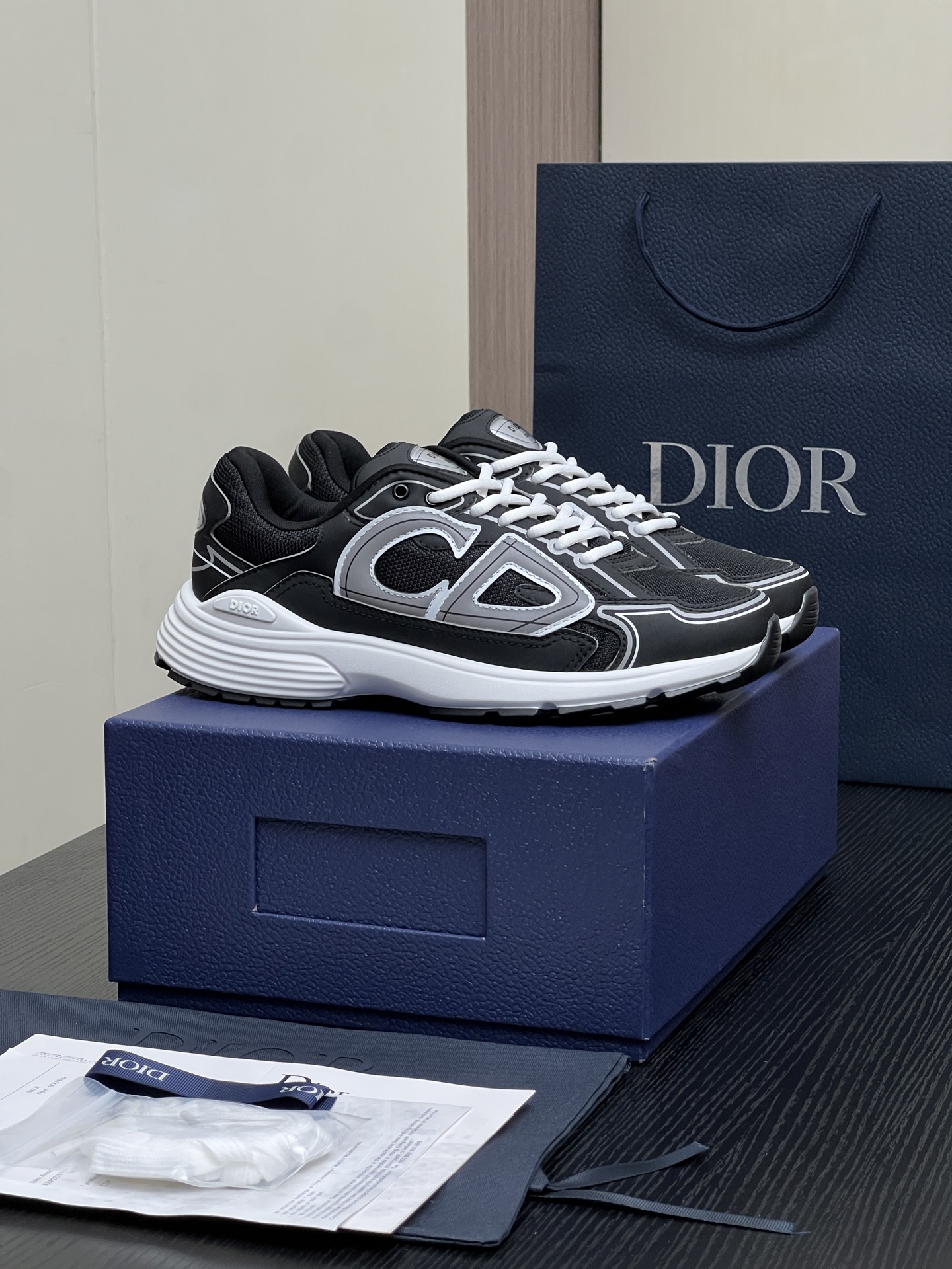 刘德华 同款
B30 顺应复古市场的趋势的 Dad Shoes风格鞋款鞋舌上的Dior标志 也注明了这双鞋是B30的型号!B30运用了质感细腻的皮革和网眼布面材质拼接成鞋身、
面料:科技面料+网面+CD 反光
内里:定制透气内里
大底:TPU大底
底厚:3.5CM
Size:女码36-40 / 男码39-45