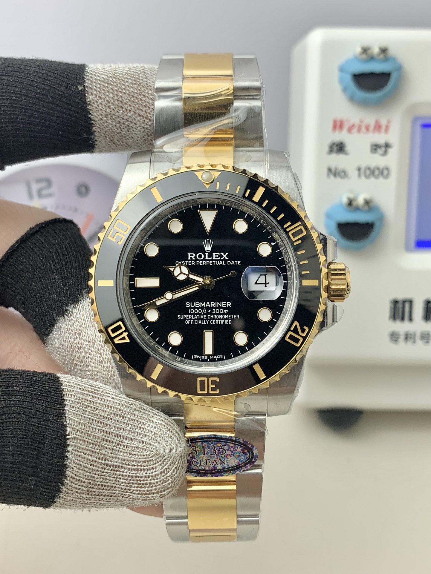黑间金水鬼,配置:
----------------重要提示-------------------
金色不管是包金,还是镀金,都是扛不过2年的,一定会掉色的。
这是常识,我做的是回头生意,这里讲清楚,以免引起误会。
当然掉色了,也可以联系我,换壳,再战2年。
1,Clean厂外壳+3235机芯,P2550。
水鬼属于爆款,这么多年,只要预算不是太抠,壳子都可以做的不错。
机芯上与顶级版本的差异:
顶级3天储能,这个版本2天。
顶级机芯配件打磨纹路更细腻。
顶级游丝摆轮组件由螺丝砝码调快慢,此版本为快慢桩。
所以,如果就是日常佩戴,不打开后盖,这个版本不失为一个不错的选择。
2,VS外壳+3235机芯,P4500。
这个版本的外壳综合了近年诸多鉴定点进行了加强,经得起考古学家和放大镜爱好者的研究。
有些客户会拿着图片说色差问题,类似这种收到光线角度的在线云对比问题,当收到实物和正品对比时,疑虑都会豁然开朗。
机芯部分基于国产的3235机芯进行了升级,分别为:储能升级,打磨升级,和快慢桩升级无卡度螺丝砝码。
和正品的区别:
1,产品编号没办法查证,一批都是一个号码,已在劳力士数据库中黑了;
2,正品机芯的打磨,已经具体到每个角落,而此版本只在你打开盖子用肉眼可以看到的部分,看不到的底板,都是简单打磨;
3,耐用和抗震,由于设备,工艺,批量的问题,国产机芯的公差一定不及正品的,所以正品用了3-5年里面油可能还没干,而我们这个产品最好每2-3年保养一次,防止磨损大了伤配件。抗震性方面,不管什么品,机械表都是很怕摔的,如发生,及时处理,防止损失扩大。
中国的钟表行业做了几十年了,产业都是很成熟,甚至过剩的,只要预算方面不是压缩到几百块上拼夕夕,稍微充足点,都是能买到一块对得起价格的手表的。
并且当你想换款式的时候旧的也不用丢,只要机芯状态完好,联系我,可以换盘面,换壳;
你不玩的时候,也可以联系我进行回收。
