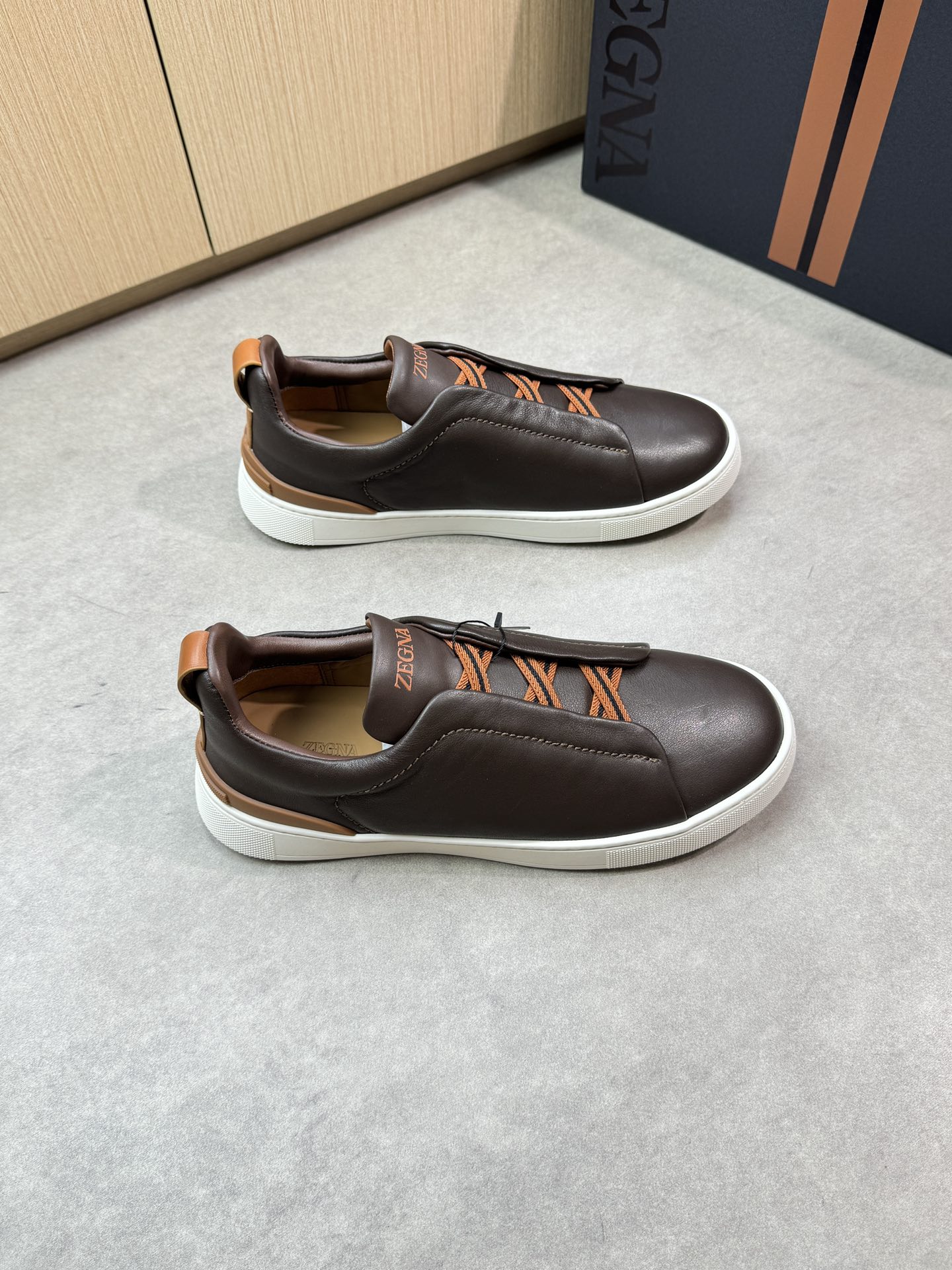 【Zegna】杰尼亚 P710💰
-高端品质 原单🔍🔍🔍休闲运动板鞋
-鞋面:原版🔝纳帕小牛皮、鞋舌空压品牌logo、懒人穿脱松紧带
-内里:水染牛皮
-大底:超轻TPR·橡胶:成型大底
-超高品控·做工精细:凸显(高端·贵气·档次)
-Size: 39-44(38,45,46,可订做)·Z0112