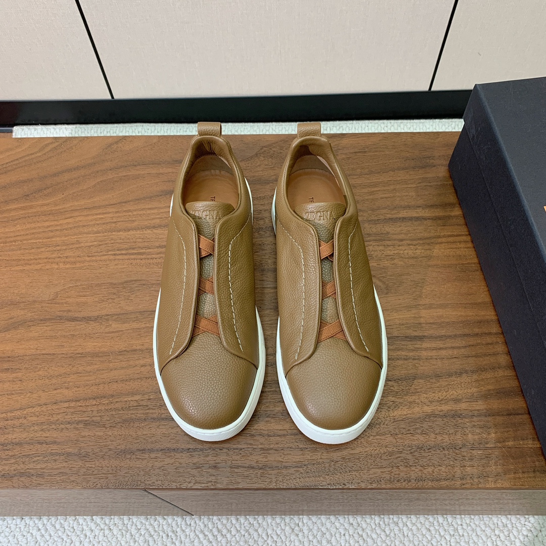 【Zegna】荔枝纹一脚蹬休闲鞋。饰有标志性三重交叉松紧细节,灵感源于三重手缝线迹造型,彰显了杰尼亚的悠久传承。采用原版拉帮套楦工艺鞋型好看且质感轻盈。鞋面油边工艺、鞋舌饰有标志性 Zegna 标识细节,彰显品牌风范。私家原版开模大底,穿脱轻松,舒适不凡。区别于市面上普通橡胶大底。
材质:鞋面原版定制进口牛皮,牛皮内里,原版开模Tpu大底。
码数:39-47(46、47定制不退换)
批:💰590