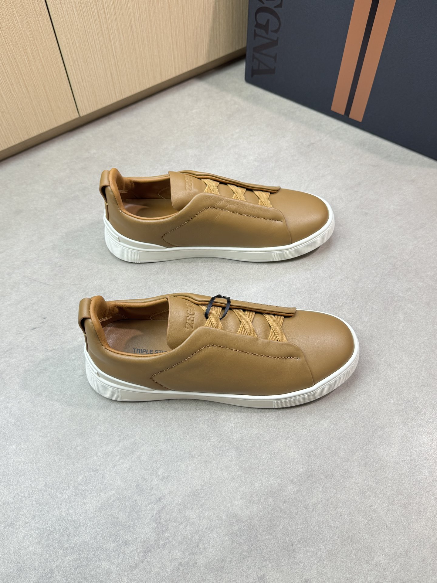 【Zegna】杰尼亚 P710💰
-高端品质 原单🔍🔍🔍休闲运动板鞋
-原版🔝全粒面小牛皮、鞋舌空压品牌logo、懒人穿脱松紧带
-内里:水染牛皮
-大底:超轻TPR·橡胶:成型大底
-超高品控·做工精细:凸显(高端·贵气·档次)
-Size: 39-44(38,45,46,可订做)·Z0112