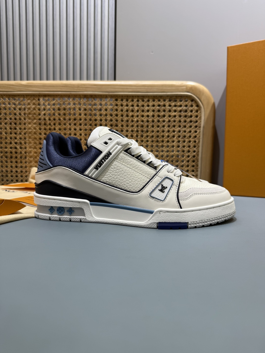 原厂粒面牛皮皮 Trainer休闲板鞋,专柜包装 空胶工艺。
size:
女码 35-40
男码 39-45码(45定做不退不换)
