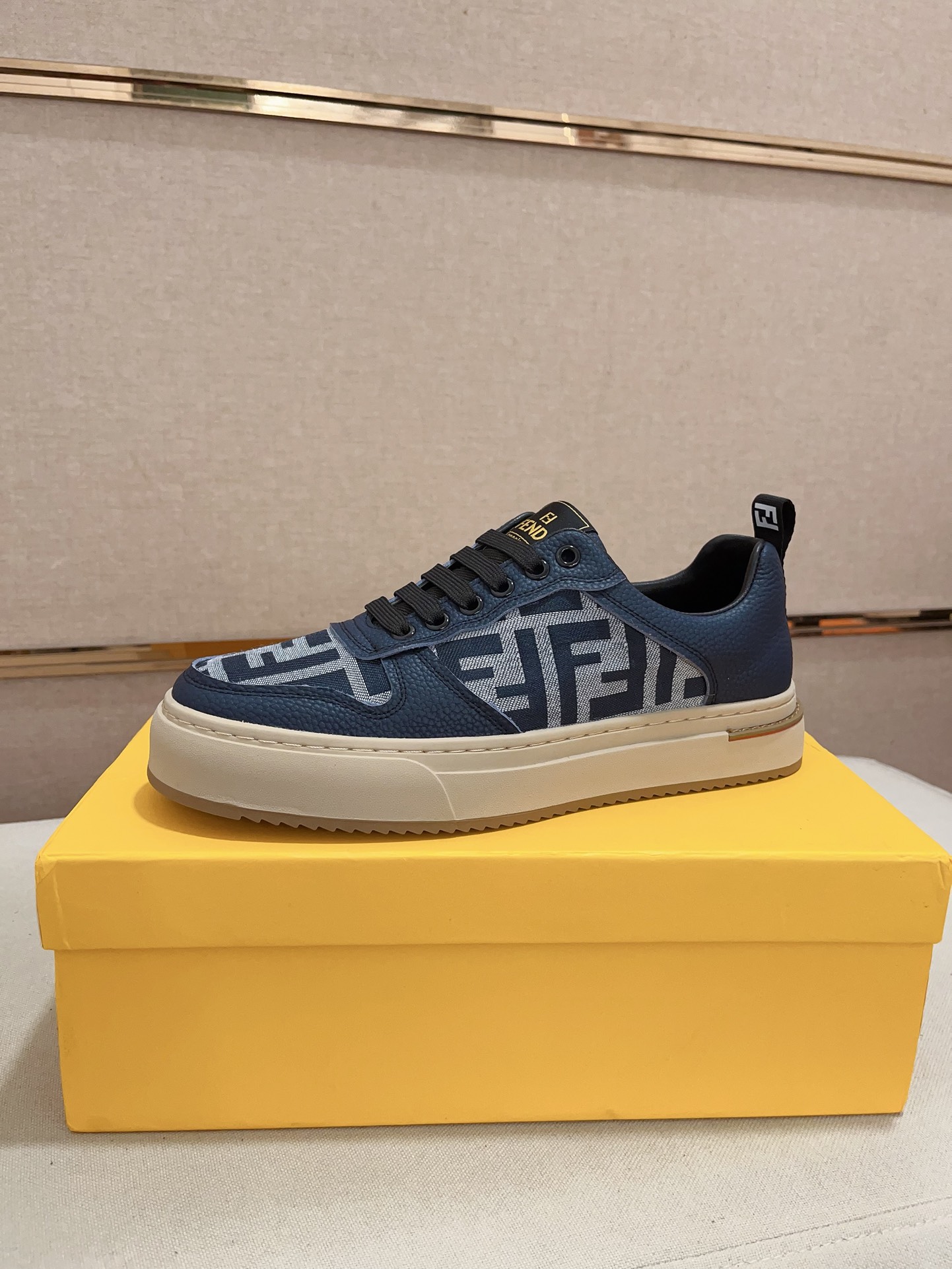 工厂价: 480💰【Fendi】芬迪 男士最新款休闲鞋!专柜同步上市!原版一比一复刻。全进口官网一比一牛皮面料。内里采用头层顶级羊皮,原版原厂特供橡胶大底。引领时尚新概念。配码:38-44。(可定做45不退换)