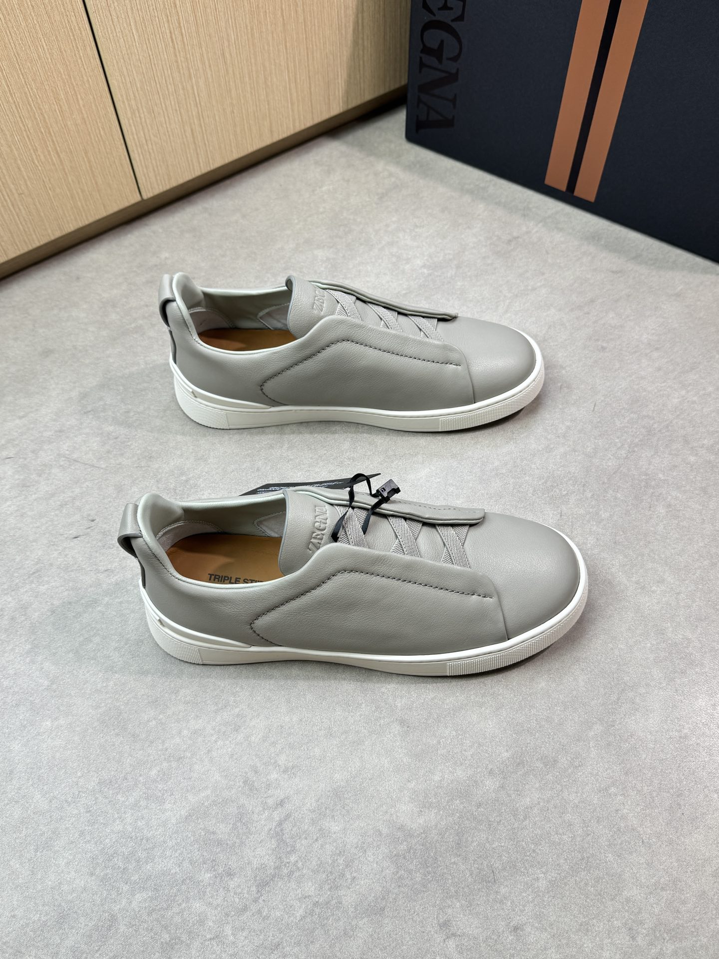 【Zegna】杰尼亚 P710💰
-高端品质 原单🔍🔍🔍休闲运动板鞋
-原版🔝全粒面小牛皮、鞋舌空压品牌logo、懒人穿脱松紧带
-内里:水染牛皮
-大底:超轻TPR·橡胶:成型大底
-超高品控·做工精细:凸显(高端·贵气·档次)
-Size: 39-44(38,45,46,可订做)·Z0112