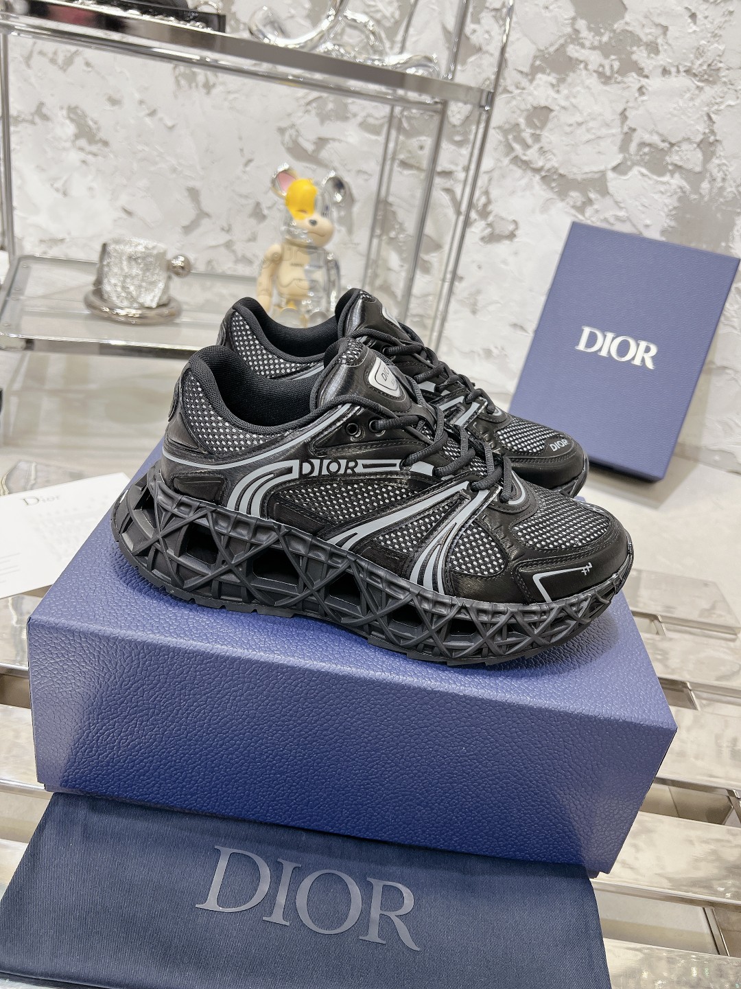 于适 丁海寅同款
Dior(B35)
春夏奢华部落
DIOR春夏男装大秀,秀场设在一巴黎瓦勒德格拉斯学校,Kim Jones从南非艺术家Hylton Nel的作品中撷取灵感,鞋履细节木屐底及部落元素巧妙糅合奢华工艺与实用性,又带着清新童趣和明媚气质,打造新一季热点。Dior KAWA迪奥联名,休闲运动鞋,以 Dior 的高订风格重新演绎跑步鞋。B35运用了质感细腻的皮革和网眼布面材质拼接而成,四季可穿,舒适透气,鞋身多处线条勾勒细节,复古立体感十足,可全年打造休闲造型!
面料:牛皮/定做布面材质
内里:进口透气网里
大底:原版开模大底
Size:39-46(46定做)
P400