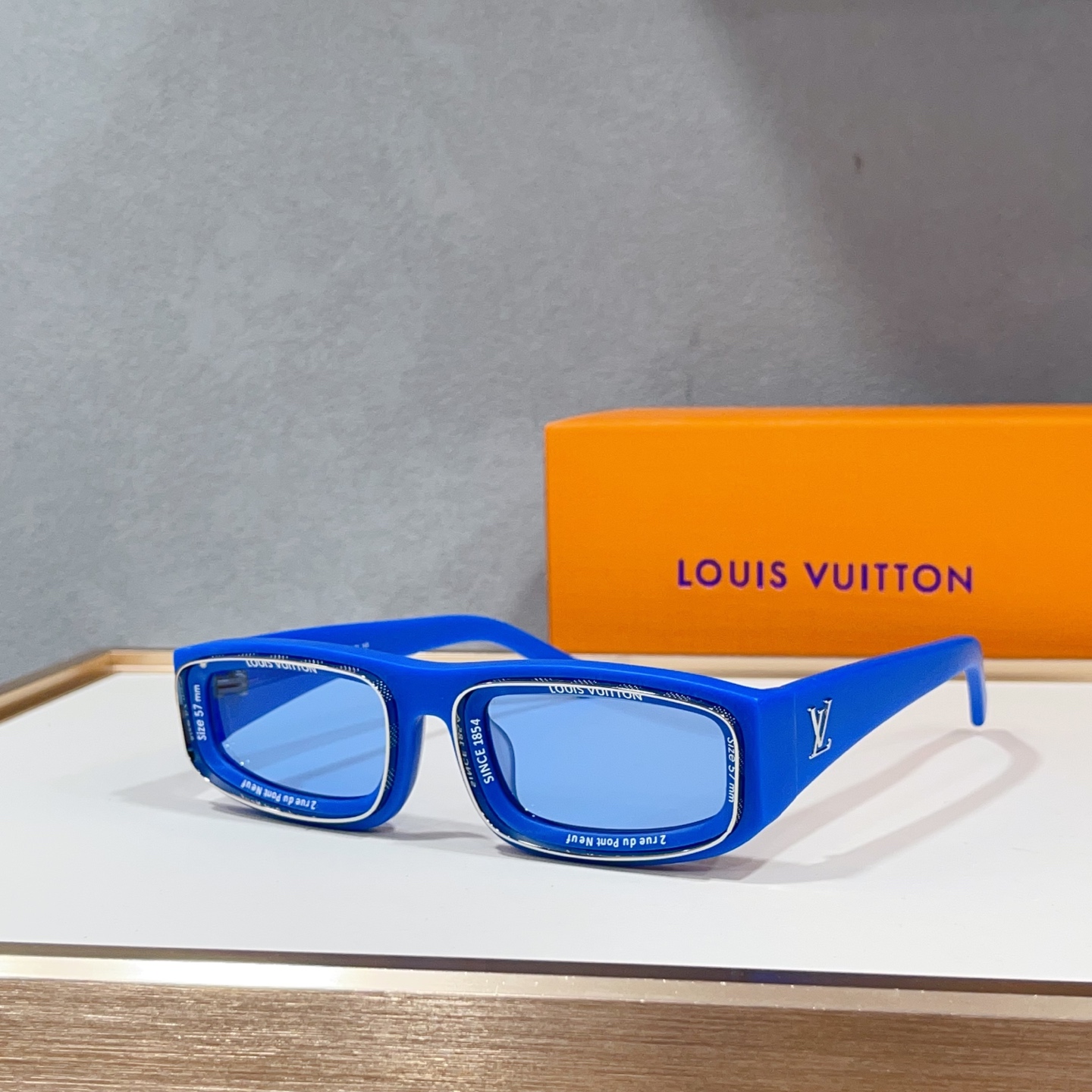 330💰LOUIS VUITTON
MODEL:Z2388E
SIZE:54口22-145.