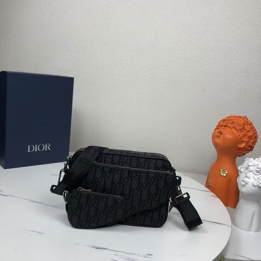 🅿️1020【市场最高版本,欢迎对比👏🏻】
SADDLE三门
黑灰色和黑色Dior Oblique提花
产品编号:1ADPO276YKY_H27E
2023秋季新推出的单品,采用黑灰色与黑色相间的Dior Oblique提花材质制成,是粗犷、活用的三款小袋。由可拆卸正面鸟袋和可拆卸纳米鸟袋组成的拉链包为特征的三合一风格。利用可调节长度的可拆式肩带,搭配单肩包或斜挎包。
黑灰色和黑色Dior Oblique提花
前面的Dior签名
内部Dior标志性压花
顶部双向拉链关闭
皮革细节长度可调可拆卸Christian Dior尼龙提花肩带
前可拆卸拉链鸟袋
肩带的可拆卸纳米拉链鸟袋
包括灰尘背
意大利制造
尺寸:18 x 25 x 5毫米(长x高x宽)
IPhone可收纳的尺寸