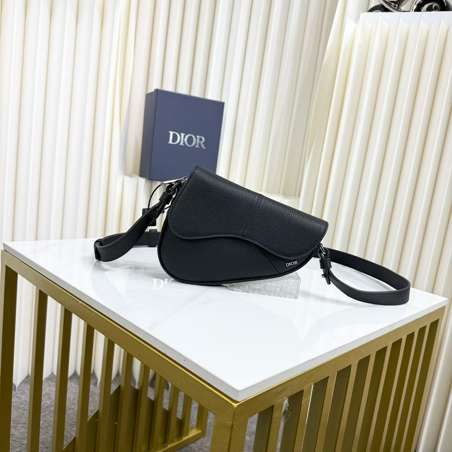🅿️840【市场最高版本(原单品质)正品打版】
迷你马鞍包
黑色 Dior Icons 牛皮革
编号: 2ADCA543KEN_H00N
这款马鞍包于迪奥二零二五夏季男装系列发布秀上精彩亮相,以现代结构重新诠释经典设计。黑色 Dior Icons 牛皮革材质,经典的磁性翻盖搭配隐藏式拉链开合提升格调,彰显 Dior 工坊的精湛工艺。内部里料饰以人字形图案,设有大号隔层和插袋,可收纳各种日常用品。迷你款式,搭配可调节、可拆卸的皮革肩带,可手提、肩背或斜挎。
主体:牛皮革
里料:棉
主隔层搭配马鞍翻盖
内部插袋
磁性翻盖开合搭配隐藏式拉链
可调节、可拆卸的皮革肩带
正面饰以复古银色饰面铜合金 Dior 标志
内部饰有 Dior 压花标志
内含防尘袋
尺寸:19.5 x 15 x 5.5 厘米(长 x 高 x 宽)
主隔层可收纳 2 部手机
肩带长度:103 - 127 厘米
肩带顶端至手袋顶端长度:46 - 59 厘米