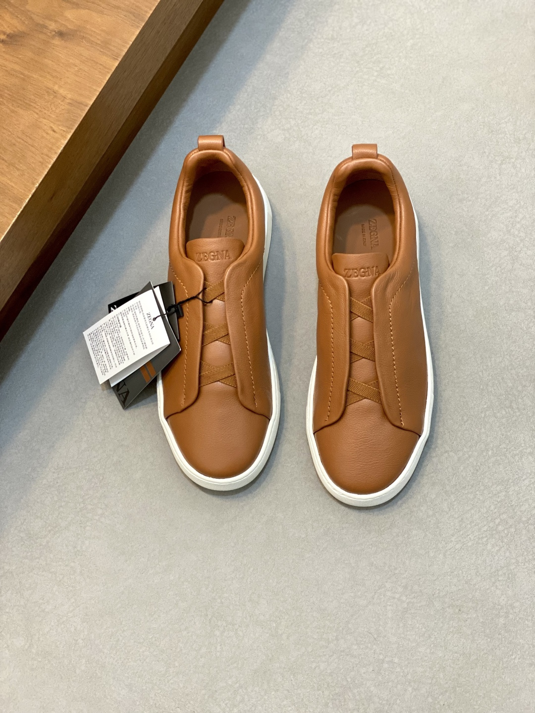 💰700 Ermenegildo Zegna 杰尼亚休闲运动鞋
Triple Stitch 是一款精致的休闲鞋履,饰有标志性三重交叉松紧细节,灵感源于三重手缝线迹造型,彰显了杰尼亚的悠久传承。这款皮革衬里鹿皮球鞋饰有骆马色装饰细节,采用便鞋鞋型且质感轻盈,配有灵活的橡胶外底,穿脱轻松,舒适不凡。后跟饰有标志性 Ermenegildo Zegna XXX 标识细节,彰显品牌风范。
码数:39-44,标准皮鞋尺码。