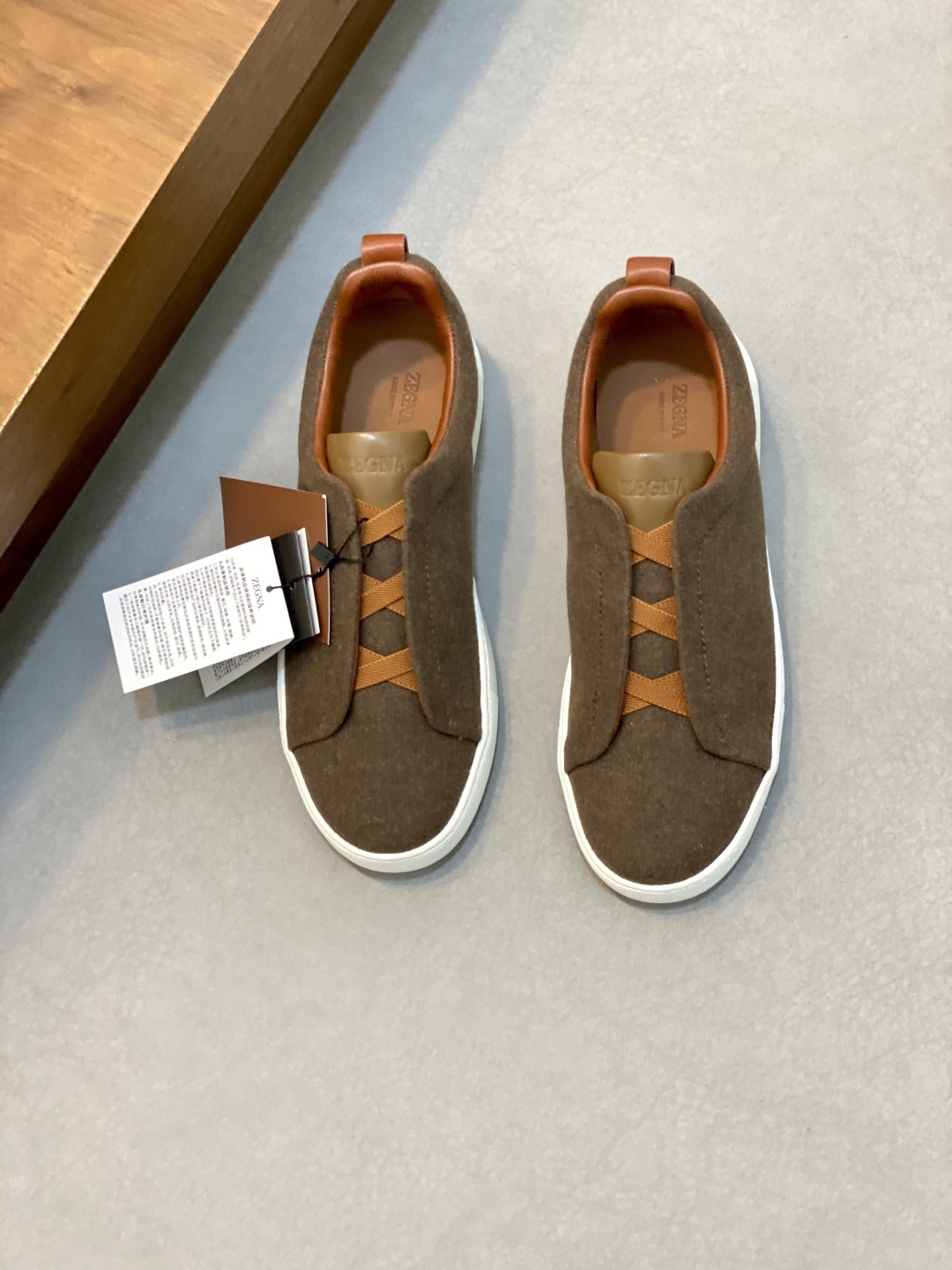💰700 Ermenegildo Zegna 杰尼亚休闲运动鞋
Triple Stitch 是一款精致的休闲鞋履,饰有标志性三重交叉松紧细节,灵感源于三重手缝线迹造型,彰显了杰尼亚的悠久传承。这款皮革衬里鹿皮球鞋饰有骆马色装饰细节,采用便鞋鞋型且质感轻盈,配有灵活的橡胶外底,穿脱轻松,舒适不凡。后跟饰有标志性 Ermenegildo Zegna XXX 标识细节,彰显品牌风范。
码数:39-44,标准皮鞋尺码。