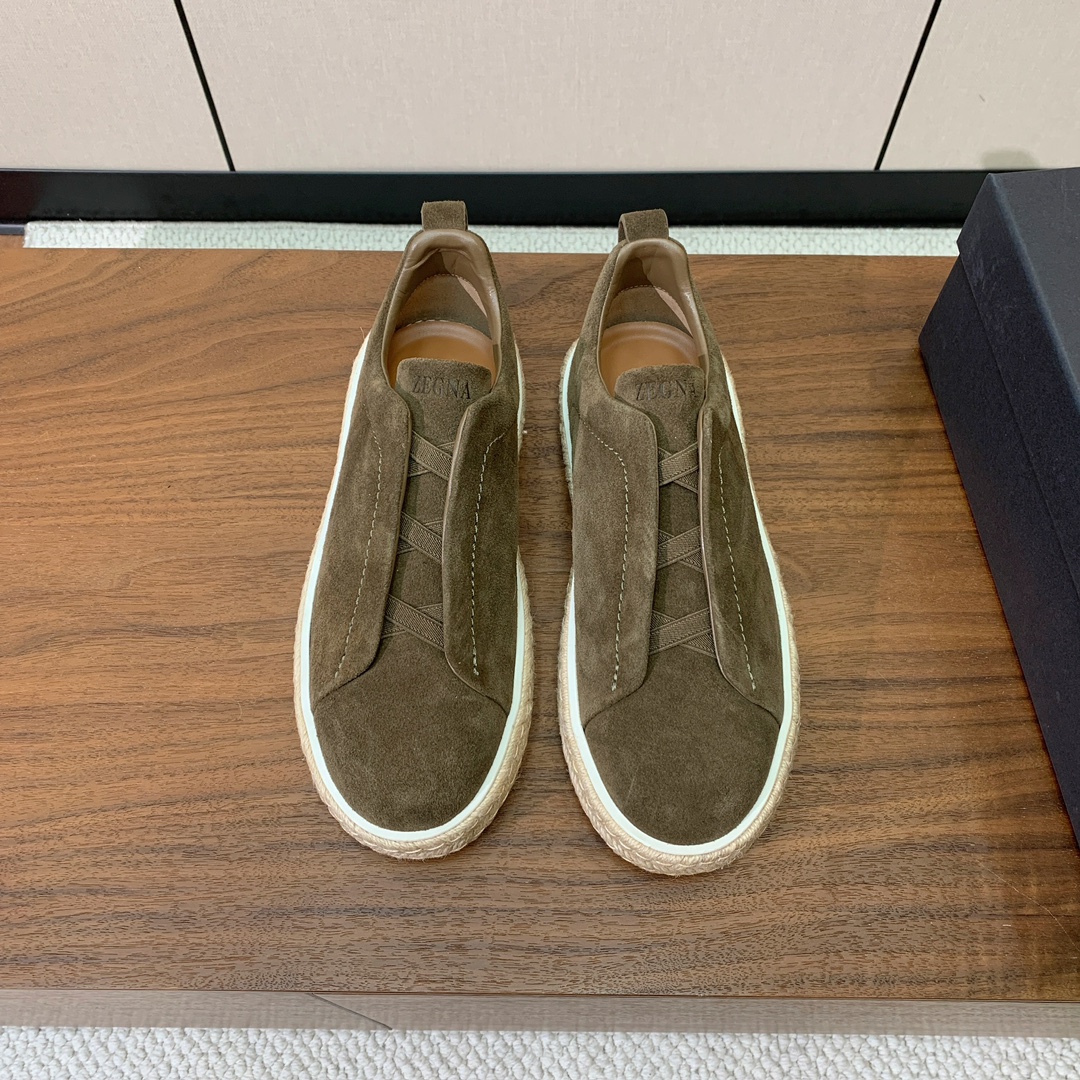 【Zegna】羊京麻绳底休闲鞋。饰有标志性三重交叉松紧细节,灵感源于三重手缝线迹造型,彰显了杰尼亚的悠久传承。采用原版拉帮套楦工艺鞋型好看且质感轻盈。鞋面油边工艺、鞋舌饰有标志性 Zegna 标识细节,彰显品牌风范。私家原版开模大底,穿脱轻松,舒适不凡。区别于市面上普通橡胶大底。
材质:鞋面原版定制进口羊京,牛皮内里,定制原版大底。
码数:39-47(46、47定制不退换)
批:💰610
