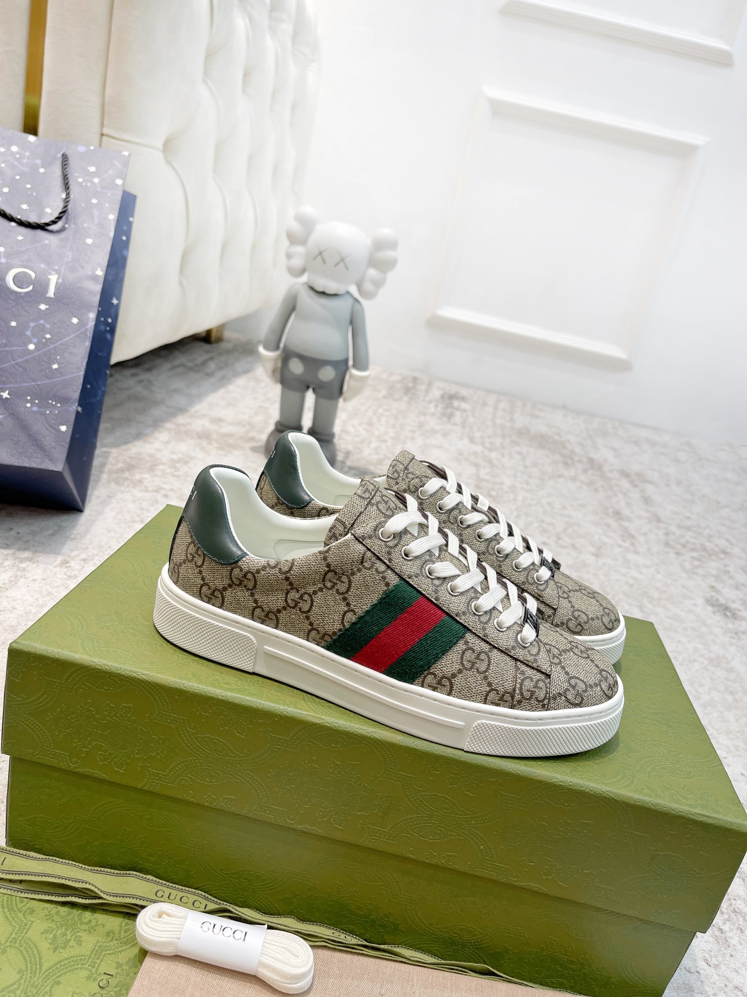 ACE小白鞋系列全新升级防伪线
💗情侣款💗!
GUCCI 小白鞋,完美鞋型随便对比专柜!面料采用进口牛皮。原版皮 内里牛里。正品空胶处理,缝边不刷胶!香味大底。女35-40码 41定做 ,男款39-45码。男38.46可以定做,不退换 全套包装