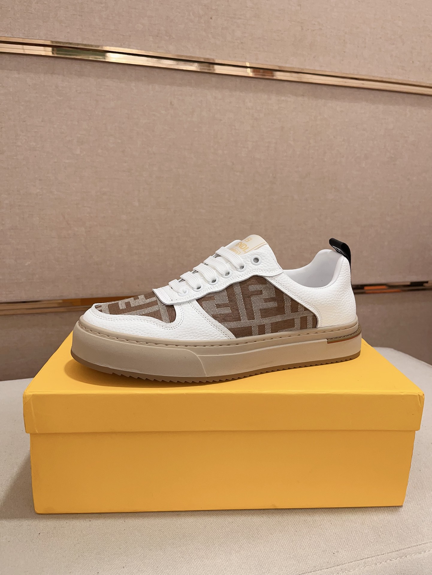 工厂价: 480💰【Fendi】芬迪 男士最新款休闲鞋!专柜同步上市!原版一比一复刻。全进口官网一比一牛皮面料。内里采用头层顶级羊皮,原版原厂特供橡胶大底。引领时尚新概念。配码:38-44。(可定做45不退换)