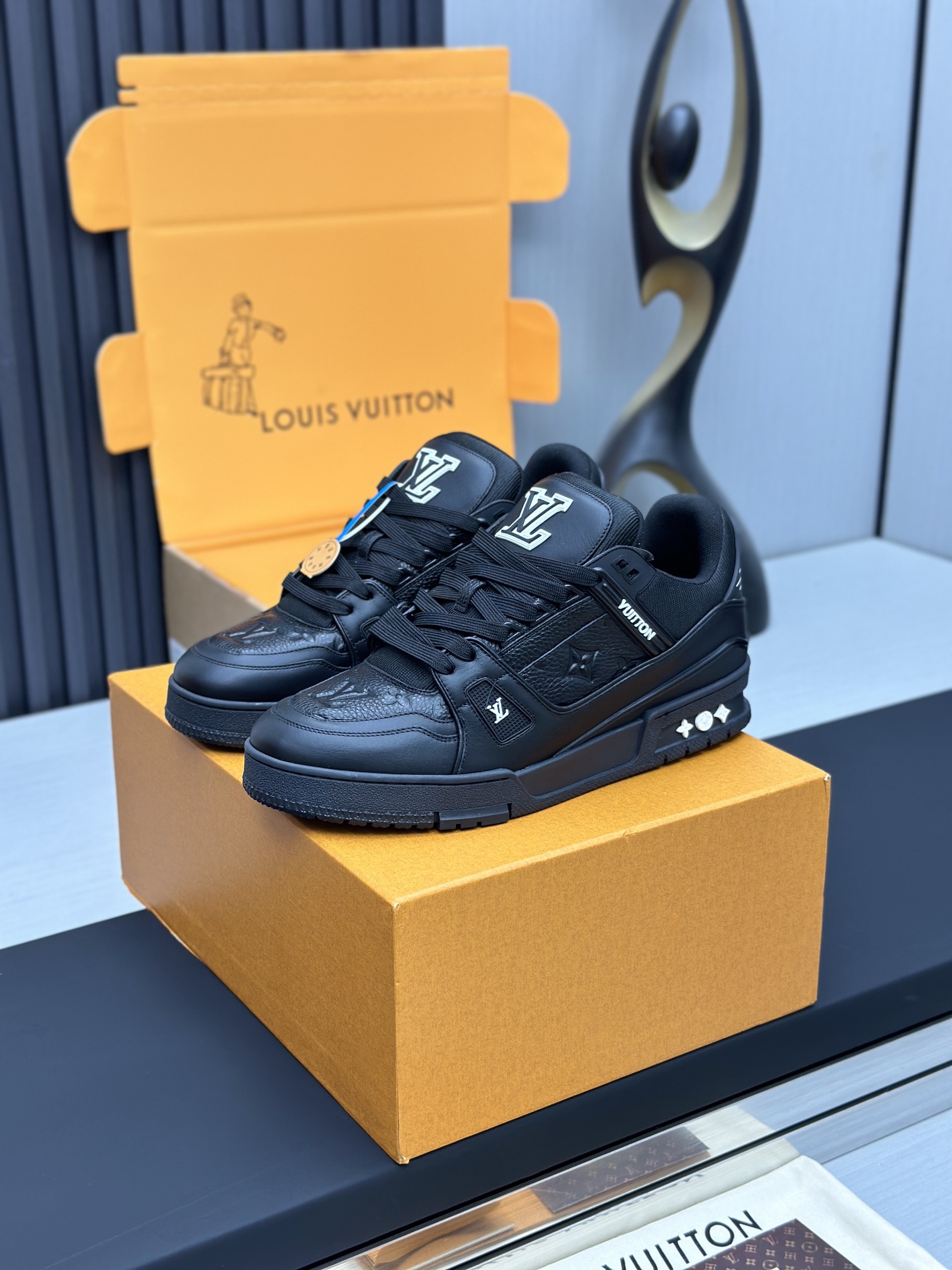 薛之谦 严浩翔 同款
原版购入开发 做货 本款 LV Trainer 运动鞋为光滑牛皮革描绘 Monogram 图案,讲述复古篮球鞋的灵感启发。繁复鞋面点缀 LV 字母,#54 标识追溯品牌诞生的 1854 年
配送专柜精美包装🛍📦
▪️面料: 原版定制进口头层牛皮
▪️内里: 原版定制透气网里
▪️大底: 原版开模防滑TPU材质
▪️底厚: 3CM
▪️Size:女款35-42 男款38-46