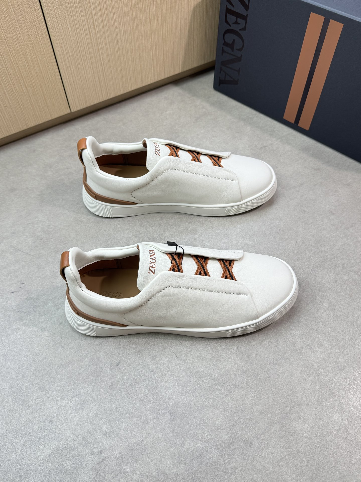 【Zegna】杰尼亚 P710💰
-高端品质 原单🔍🔍🔍休闲运动板鞋
-鞋面:原版🔝纳帕小牛皮、鞋舌空压品牌logo、懒人穿脱松紧带
-内里:水染牛皮
-大底:超轻TPR·橡胶:成型大底
-超高品控·做工精细:凸显(高端·贵气·档次)
-Size: 39-44(38,45,46,可订做)·Z0112