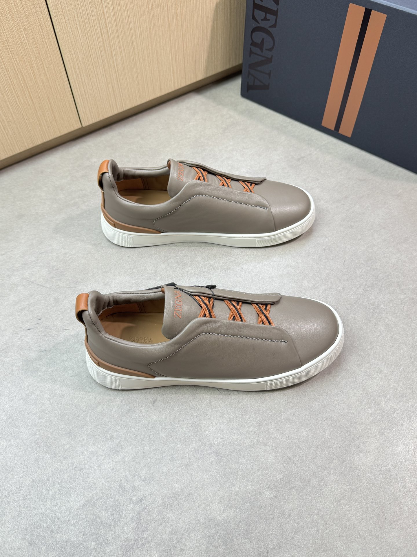 【Zegna】杰尼亚 P710💰
-高端品质 原单🔍🔍🔍休闲运动板鞋
-鞋面:原版🔝纳帕小牛皮、鞋舌空压品牌logo、懒人穿脱松紧带
-内里:水染牛皮
-大底:超轻TPR·橡胶:成型大底
-超高品控·做工精细:凸显(高端·贵气·档次)
-Size: 39-44(38,45,46,可订做)·Z0112