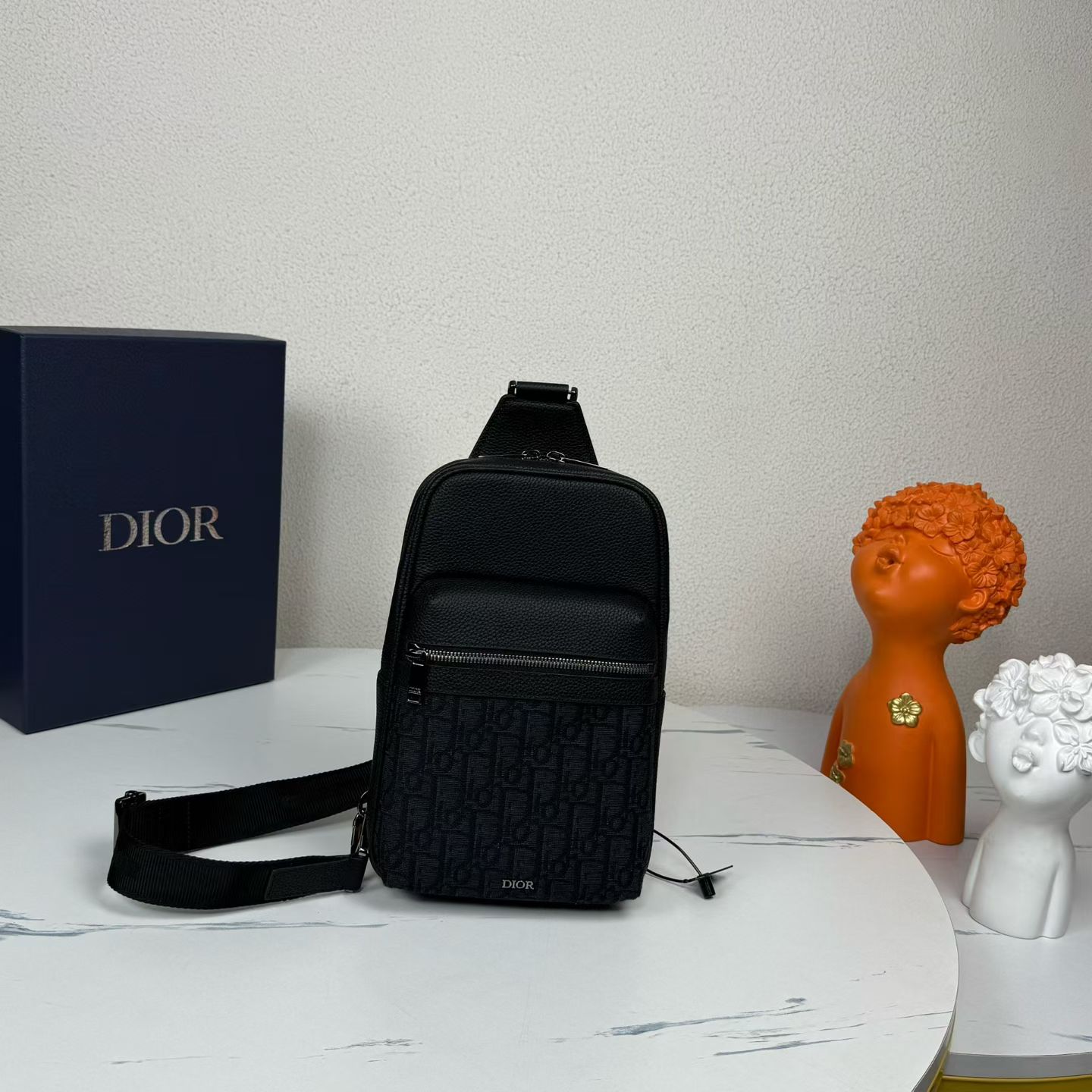 🅿️800【市场最高版本,欢迎对比】
Rider 2.0 Sling bag
黑色 Dior Oblique 緹花和黑色顆粒小牛皮
編號: 1ESBO065YKS_H03E
Rider 2.0 Sling bag 造型設計時尚實用。以黑色 Dior Oblique 緹花製成,綴以同色系顆粒小牛皮細節,飾有 Dior 標誌。主拉鏈隔層和正面拉鏈口袋可容納所有必需品,配以可調整長短的肩帶,方便肩背或斜孭。
主要質料:小牛皮、棉和科技布料
科技布料、棉和小牛皮襯裡
主拉鏈隔層
內部插袋
正面拉鏈口袋
可調整長短的 Christian Dior 尼龍緹花肩帶
背面設有 2 個開口環,提供多變的攜帶方式
背面軟墊網眼布綴以 Dior 標誌
正面飾有釕色飾面黃銅 Dior 標誌
內部飾有壓印 Dior 標誌
附防塵袋
意大利製造
尺寸:17 x 26 x 8 厘米 / 6.5 x 10 x 3 吋(長 x 高 x 寬)
主隔層可容納 1 部手機
肩帶長度:64 - 112 厘米 / 25 - 44 吋
下垂長度:20.5 - 45.5 厘米 / 8 - 18 吋