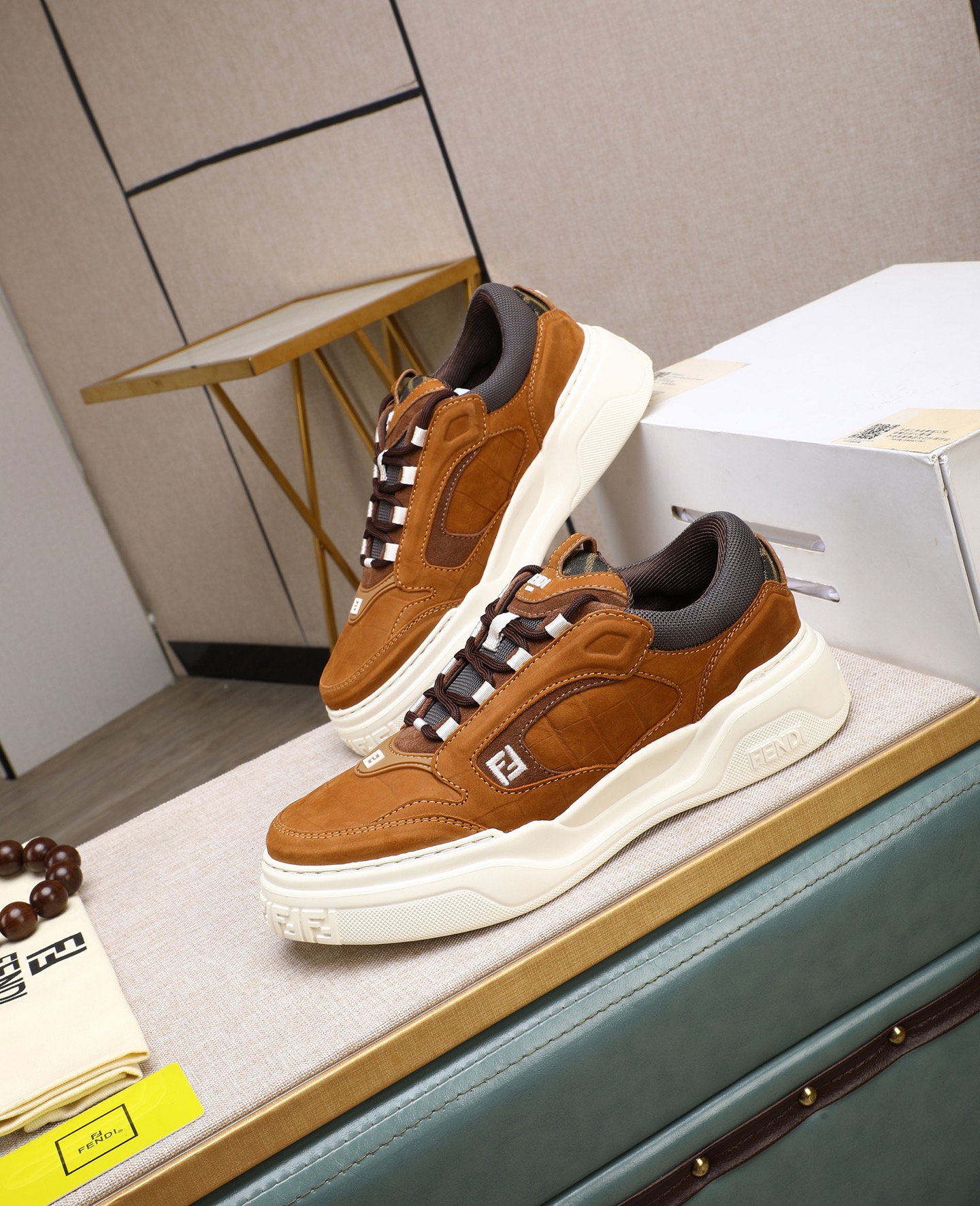 出厂价700 【 FENDI】芬迪
-高端品质 原休闲运动鞋
-鞋面:纳帕小牛皮、荔纹小牛皮、鞋舌.后跟;注塑品牌logo塑胶模块
-内里:品牌帆布
-大底:超轻TPR发泡·橡胶;成型大底
-超高品控·做工精细:凸显(高端·贵气·档次)
-Size :39-44(38,45,可订做)