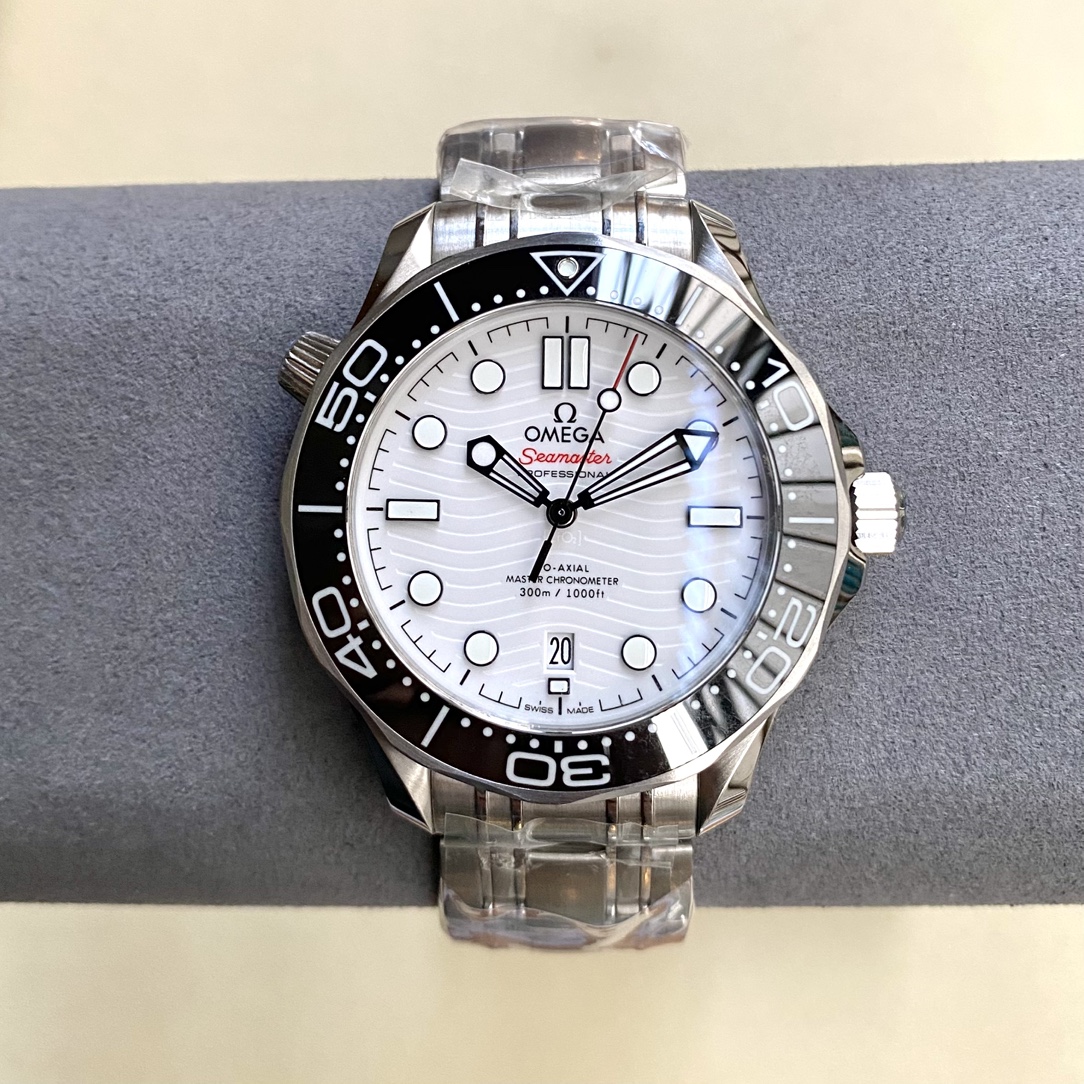 海马300-正8800一体机芯-42mm
送硅胶表带可以替换
8800机芯动储与原厂一致55个小时,自动锤轴承7个陶瓷珠
机芯的大部分零配件可以与原装通用,真正的做到无限接近