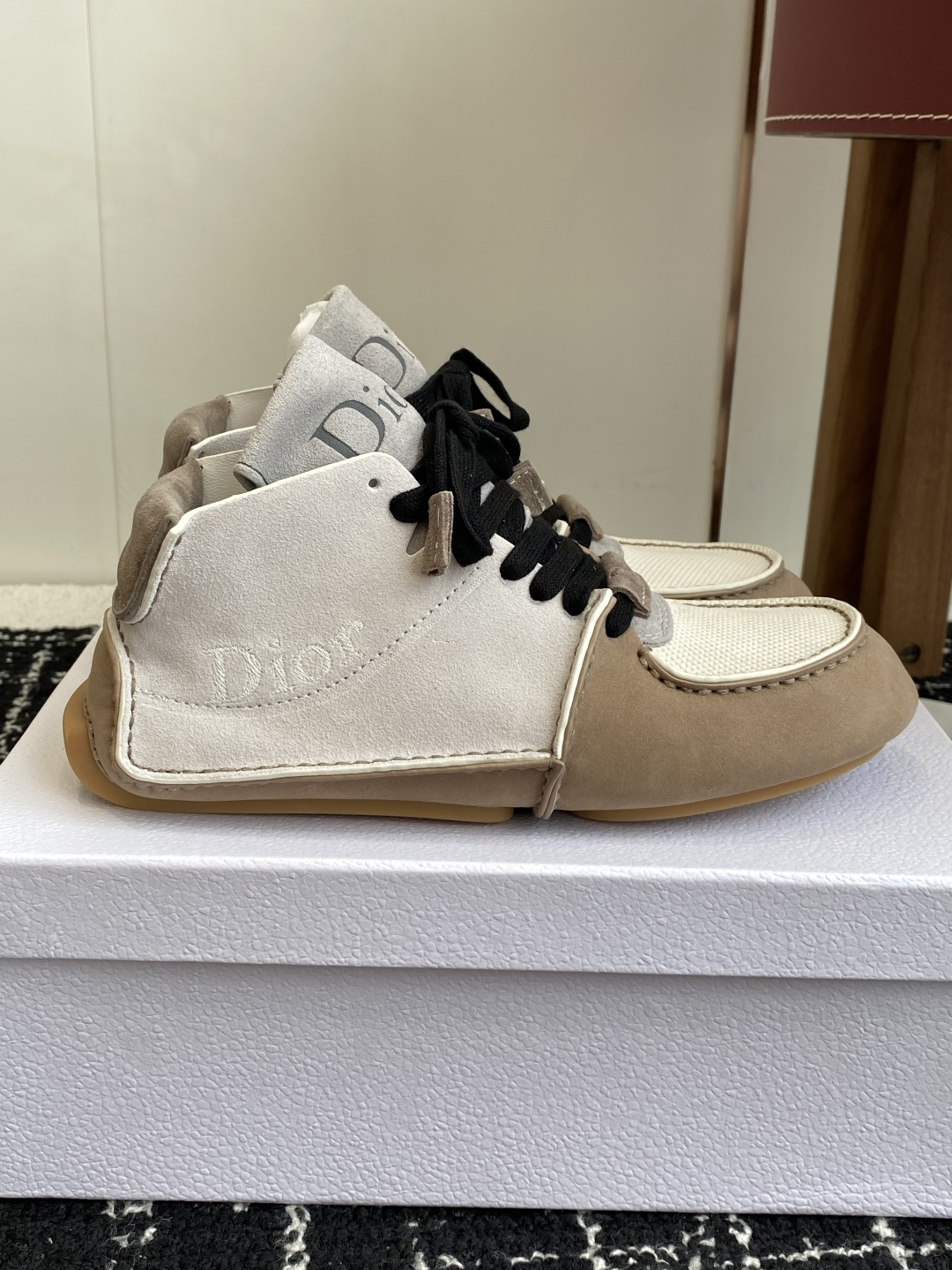 德比
自Jonathan Anderson 入主 Dior 男装后的首个系列,就以这双 Roadie 鞋款拉开品牌鞋履新篇章。系列在保留 Dior 奢华精工精神的基础上,大胆引入早期
Nike Considered 系列的“结构可见性”理念,用“设计中留下手工痕迹”的方式,展现出对可持续与结构诚实的致敬
面料: 原版定制进口头层牛皮 内里:原版定制皮里 鞋底:原版开模防滑橡胶材质 底厚:2CM
Size: 女款35-40 男款39-45