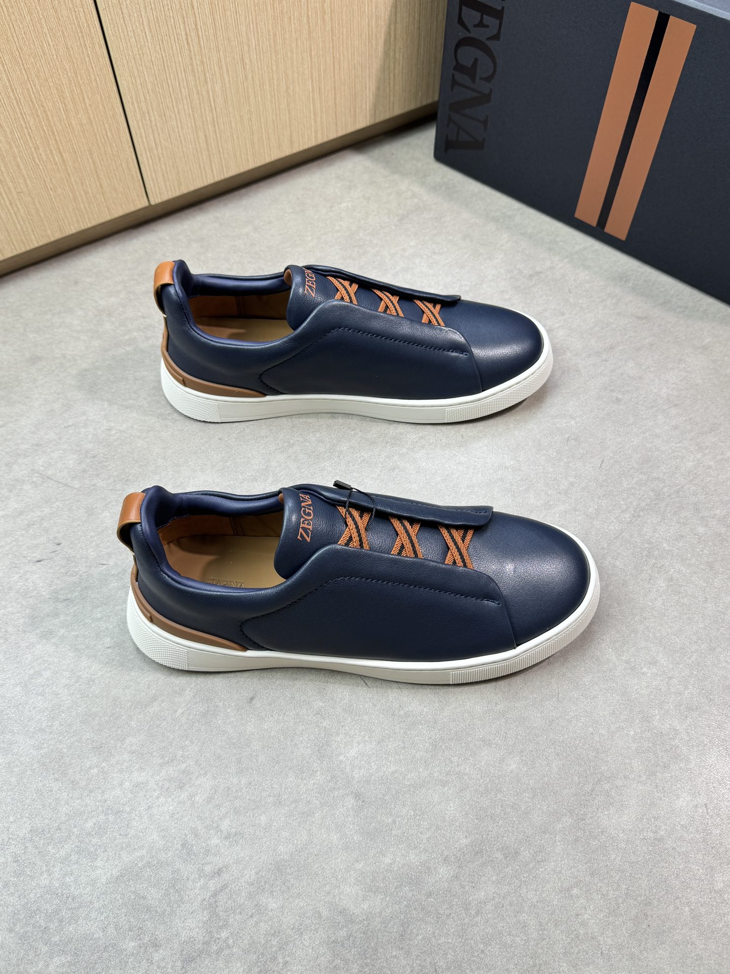 【Zegna】杰尼亚 P710💰
-高端品质 原单🔍🔍🔍休闲运动板鞋
-鞋面:原版🔝纳帕小牛皮、鞋舌空压品牌logo、懒人穿脱松紧带
-内里:水染牛皮
-大底:超轻TPR·橡胶:成型大底
-超高品控·做工精细:凸显(高端·贵气·档次)
-Size: 39-44(38,45,46,可订做)·Z0112