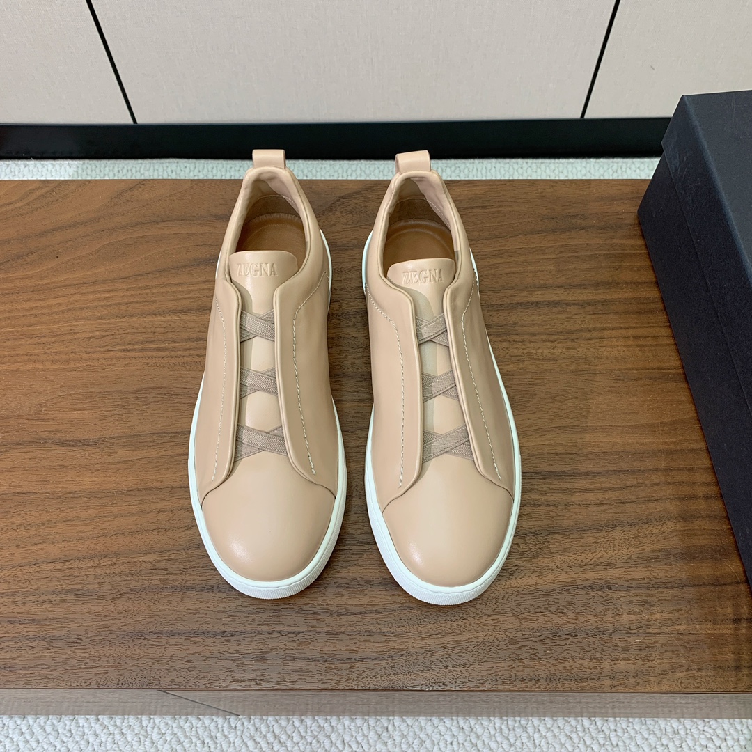【Zegna】光面牛皮一脚蹬休闲鞋。饰有标志性三重交叉松紧细节,灵感源于三重手缝线迹造型,彰显了杰尼亚的悠久传承。采用原版拉帮套楦工艺鞋型好看且质感轻盈。鞋面油边工艺、鞋舌饰有标志性 Zegna 标识细节,彰显品牌风范。私家原版开模大底,穿脱轻松,舒适不凡。区别于市面上普通橡胶大底。
材质:鞋面原版定制进口牛皮,牛皮内里,原版开模Tpu大底。
码数:39-47(46、47定制不退换)
批:💰590