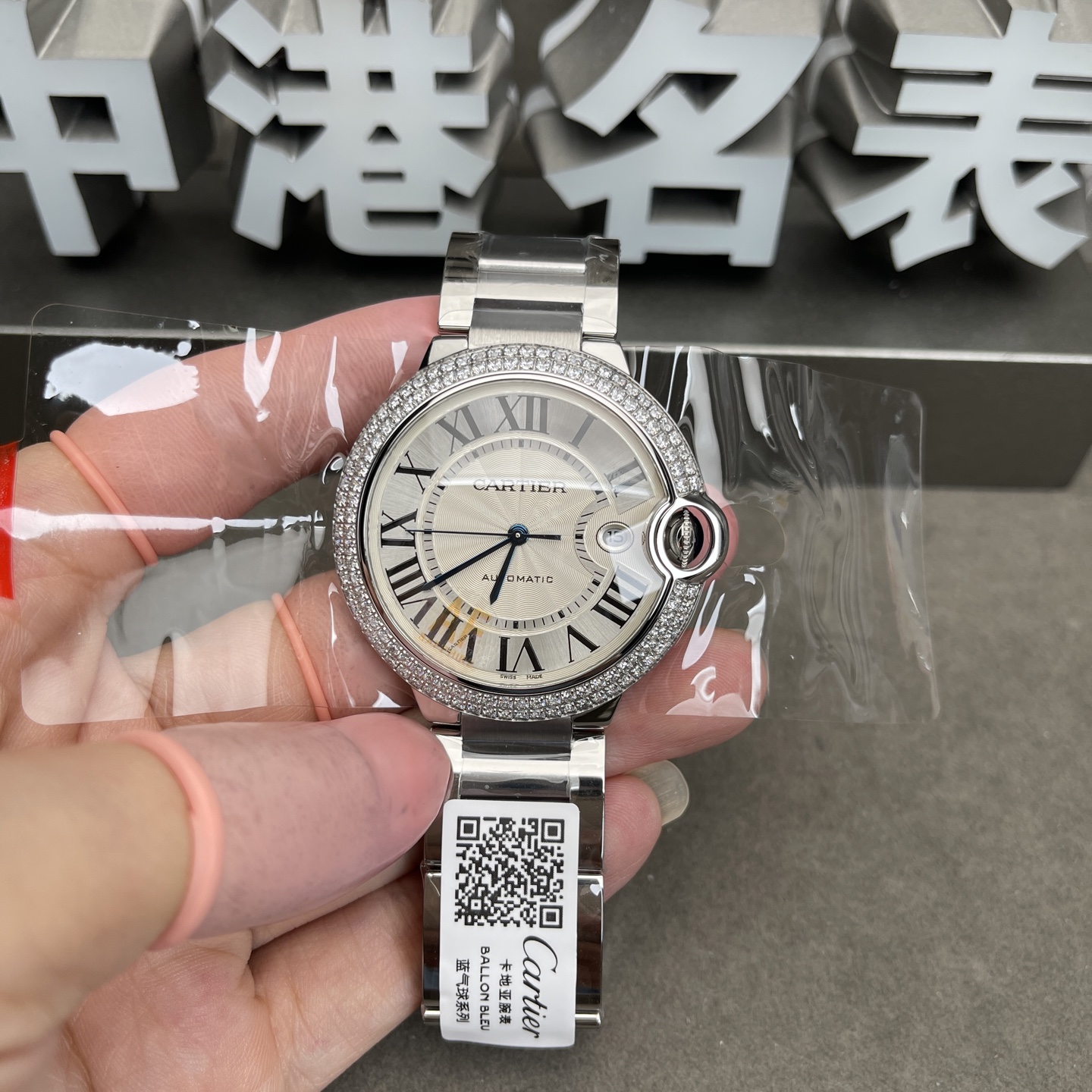 配2824机芯=1850
配2892机芯=2400
2824和2892在结构上,相似处很多,差别在于技术相隔了二十年,2892在稳定,耐用性,厚薄上进行的改进。最直观的就是2892要薄1mm,对于本身只有4毫米的机芯,这个进步是巨大的。