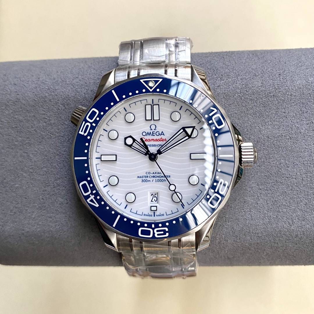 海马300-正8800一体机芯-42mm
送硅胶表带可以替换
8800机芯动储与原厂一致55个小时,自动锤轴承7个陶瓷珠
机芯的大部分零配件可以与原装通用,真正的做到无限接近