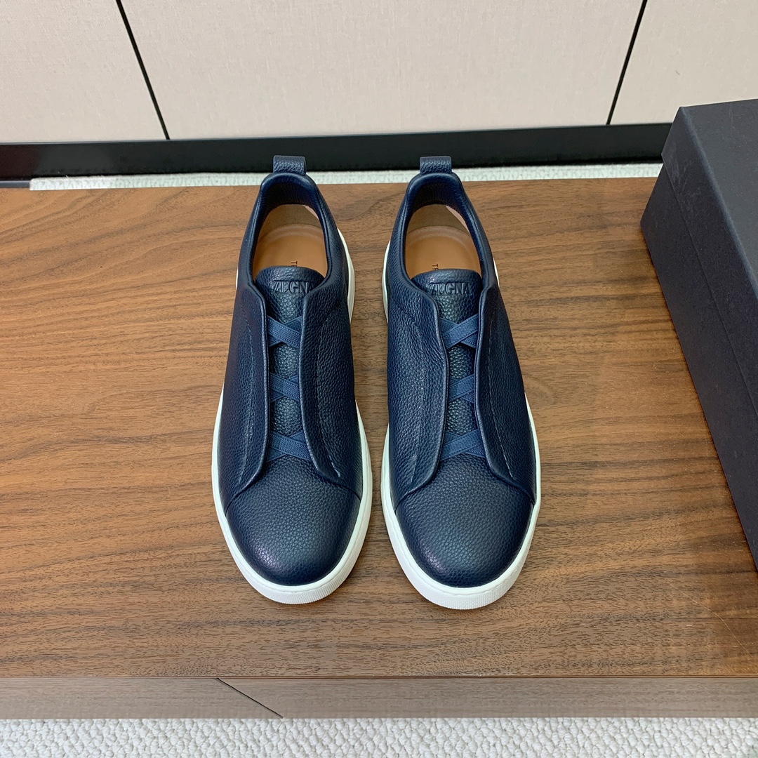 【Zegna】荔枝纹一脚蹬休闲鞋。饰有标志性三重交叉松紧细节,灵感源于三重手缝线迹造型,彰显了杰尼亚的悠久传承。采用原版拉帮套楦工艺鞋型好看且质感轻盈。鞋面油边工艺、鞋舌饰有标志性 Zegna 标识细节,彰显品牌风范。私家原版开模大底,穿脱轻松,舒适不凡。区别于市面上普通橡胶大底。
材质:鞋面原版定制进口牛皮,牛皮内里,原版开模Tpu大底。
码数:39-47(46、47定制不退换)
批:💰590