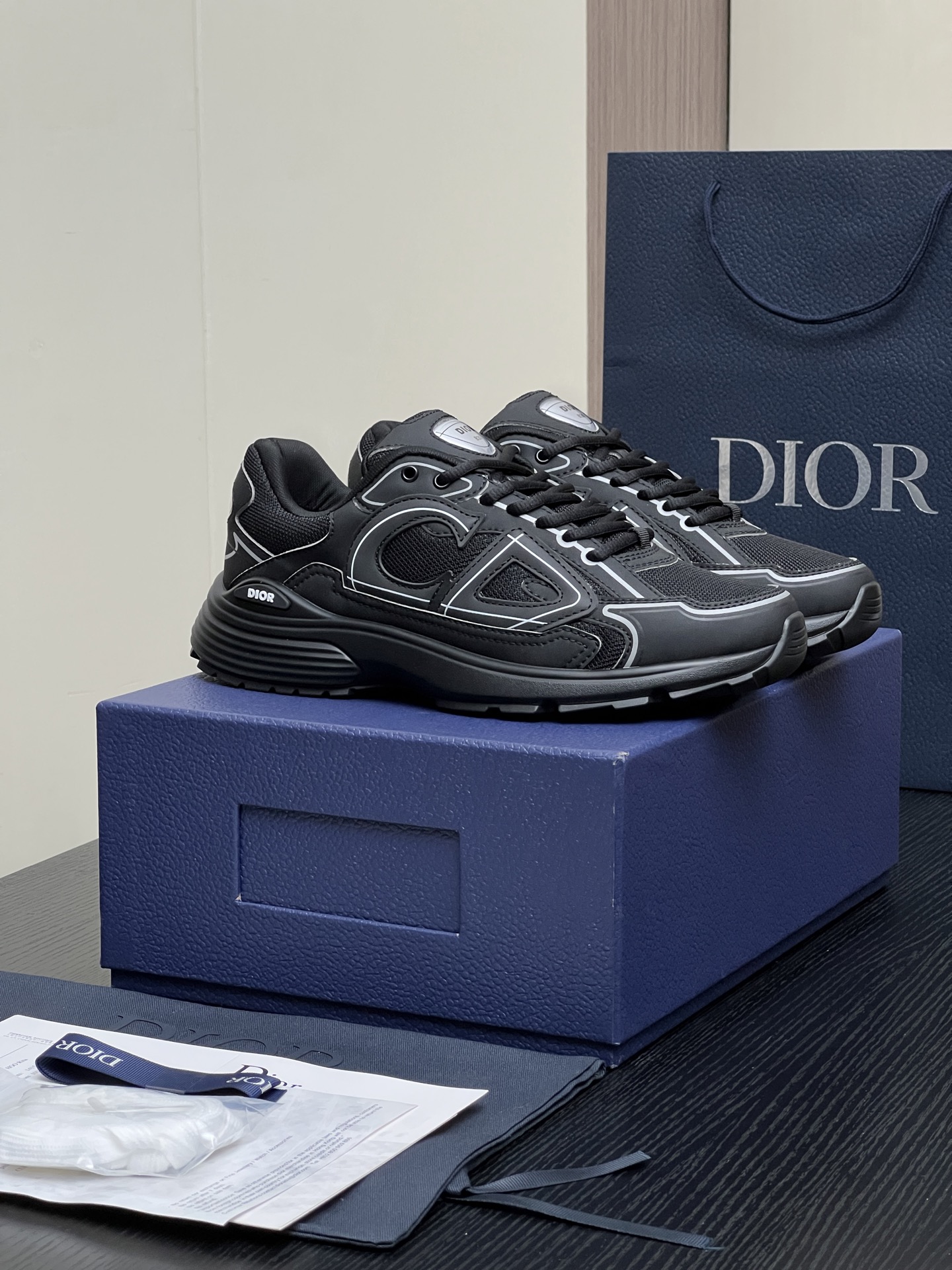 邓为 贾巴里史密斯同款
B30 顺应复古市场的趋势的 Dad Shoes风格鞋款鞋舌上的Dior标志 也注明了这双鞋是B30的型号!B30运用了质感细腻的皮革和网眼布面材质拼接成鞋身、
面料:科技面料+网面+CD 反光
内里:定制透气内里
大底:TPU大底
底厚:3.5CM
Size:女码36-40 / 男码39-45