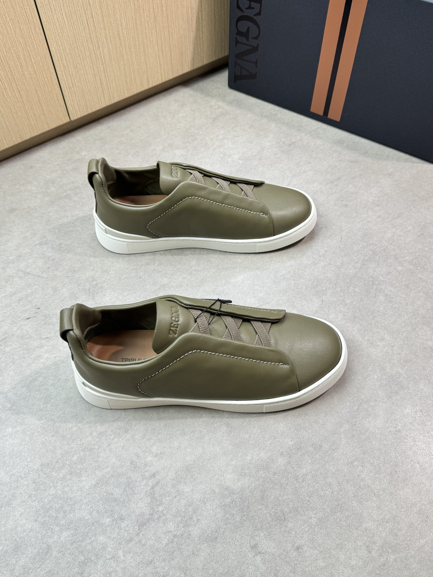 【Zegna】杰尼亚 P710💰
-高端品质 原单🔍🔍🔍休闲运动板鞋
-原版🔝全粒面小牛皮、鞋舌空压品牌logo、懒人穿脱松紧带
-内里:水染牛皮
-大底:超轻TPR·橡胶:成型大底
-超高品控·做工精细:凸显(高端·贵气·档次)
-Size: 39-44(38,45,46,可订做)·Z0112