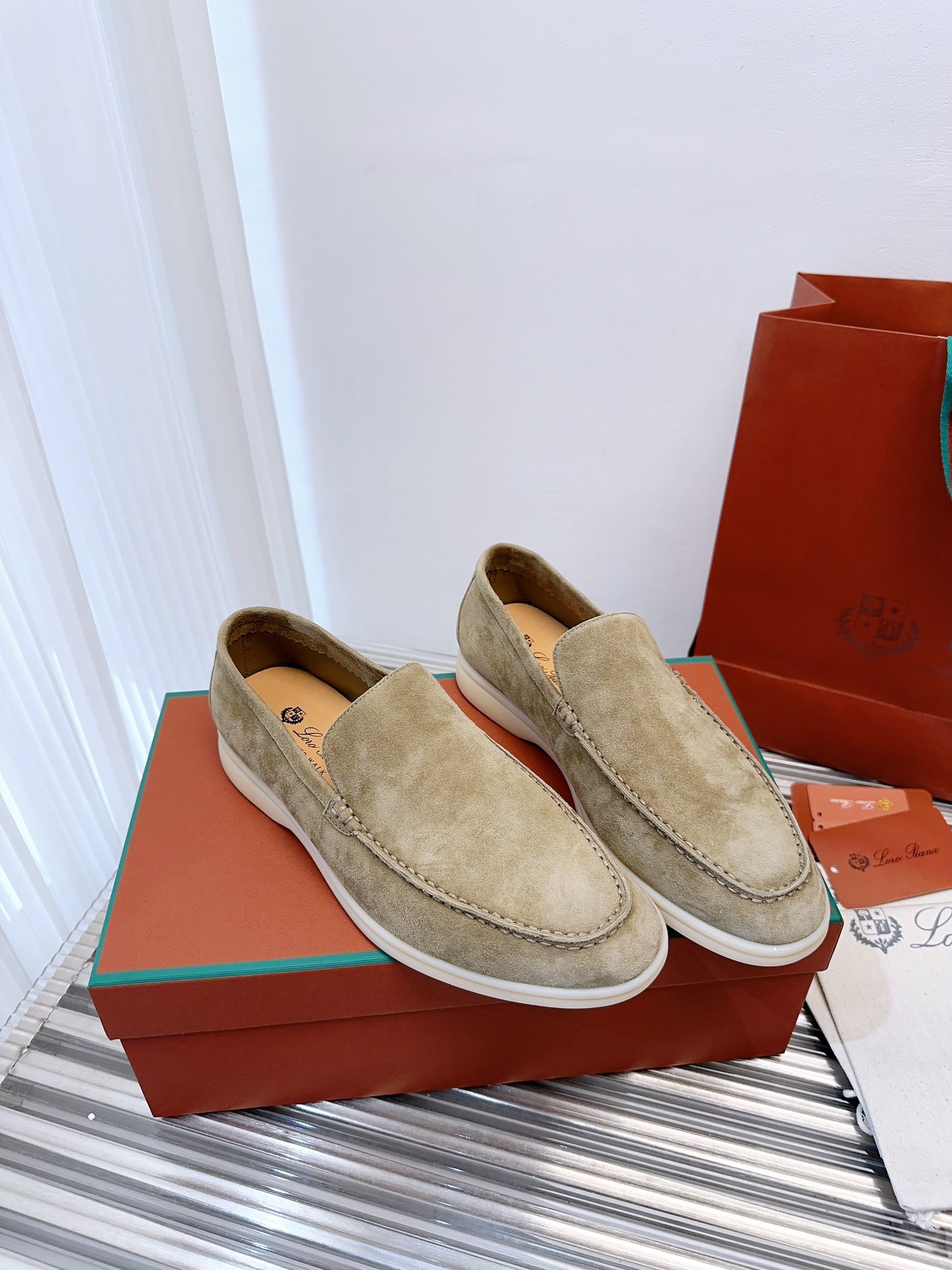 批480升级版 顶级版本Loro Piana Summer Wlak情侣乐福鞋,复古优雅,低调奢华。时尚性与皮料实用性同样兼具依然全网最高品质.
鞋面材料采用进口小牛绒面料,丝质柔滑。
✅内里原版A级水染羊皮➕ A级水染牛皮垫脚。
✅原版真皮中底
✅耐磨高弹牛筋底。
✅独家开模精铸K金电镀🔒锁扣
✅码数:女码35-39 (定制女40.41.42不退不换。)
男码39-44定制男38.45.46定制不退换)
✅推荐搭配:日常百搭。
✅可色卡定做颜色