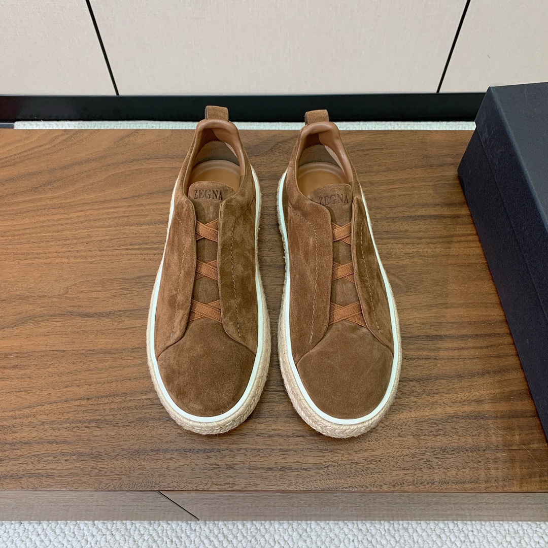 【Zegna】羊京麻绳底休闲鞋。饰有标志性三重交叉松紧细节,灵感源于三重手缝线迹造型,彰显了杰尼亚的悠久传承。采用原版拉帮套楦工艺鞋型好看且质感轻盈。鞋面油边工艺、鞋舌饰有标志性 Zegna 标识细节,彰显品牌风范。私家原版开模大底,穿脱轻松,舒适不凡。区别于市面上普通橡胶大底。
材质:鞋面原版定制进口羊京,牛皮内里,定制原版大底。
码数:39-47(46、47定制不退换)
批:💰610