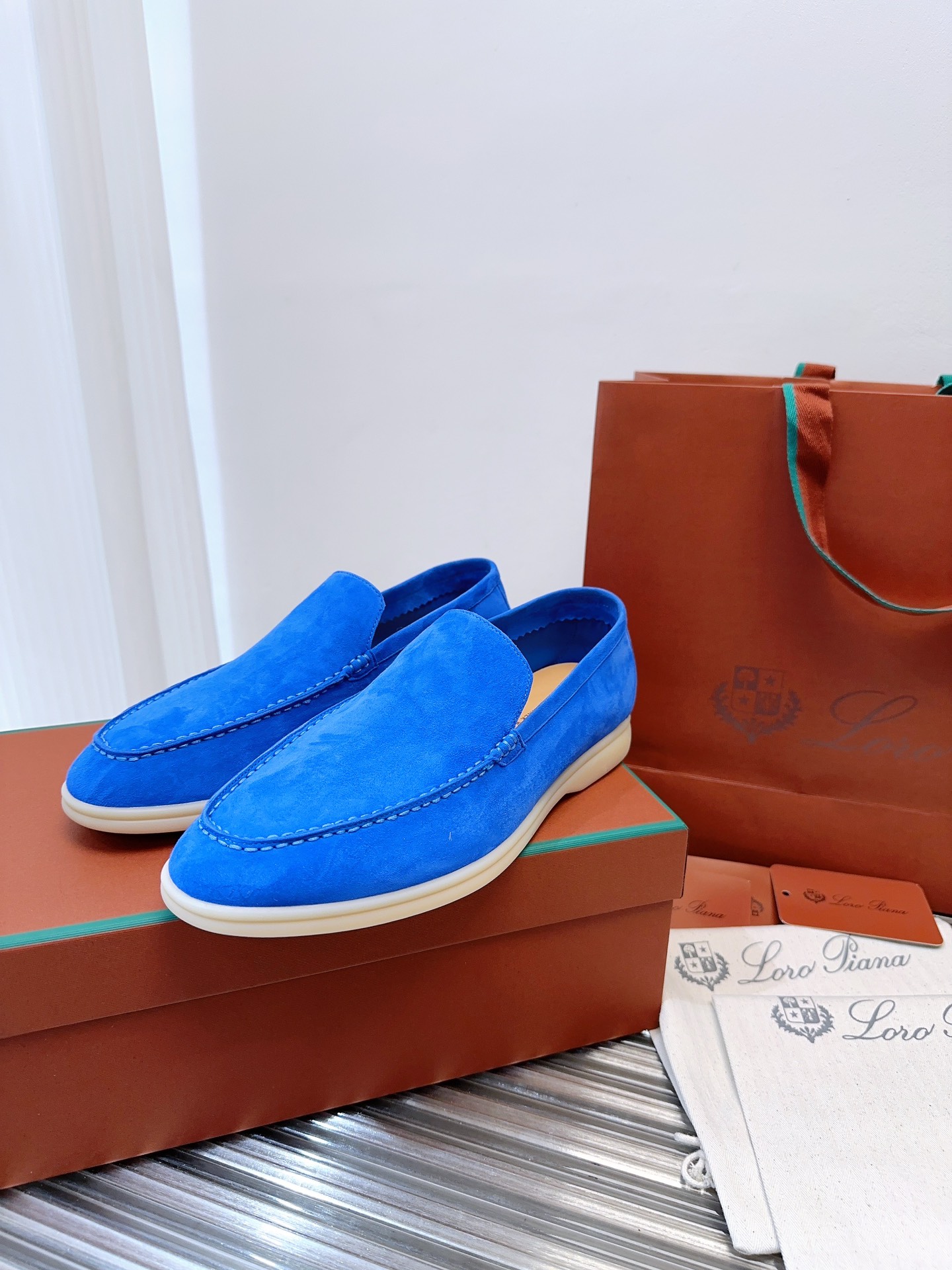 批480升级版 顶级版本Loro Piana Summer Wlak情侣乐福鞋,复古优雅,低调奢华。时尚性与皮料实用性同样兼具依然全网最高品质.
鞋面材料采用进口小牛绒面料,丝质柔滑。
✅内里原版A级水染羊皮➕ A级水染牛皮垫脚。
✅原版真皮中底
✅耐磨高弹牛筋底。
✅独家开模精铸K金电镀🔒锁扣
✅码数:女码35-39 (定制女40.41.42不退不换。)
男码39-44定制男38.45.46定制不退换)
✅推荐搭配:日常百搭。
✅可色卡定做颜色