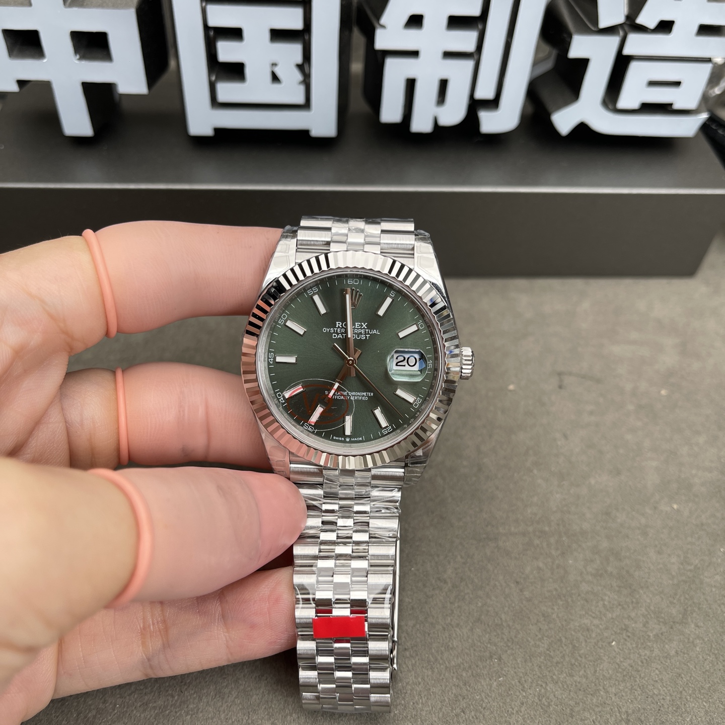 绿日志
通货壳+2824=1400(安静的环境下摇表,噪音大,国产2836稳定性差,瑞士的太贵)
C壳+3135=2100(上一代的仿劳机芯,打开后盖像劳,但内部结构还是国产布局)
顶级壳+3235=2400(机芯配件已有不少可以同劳替换,精品)