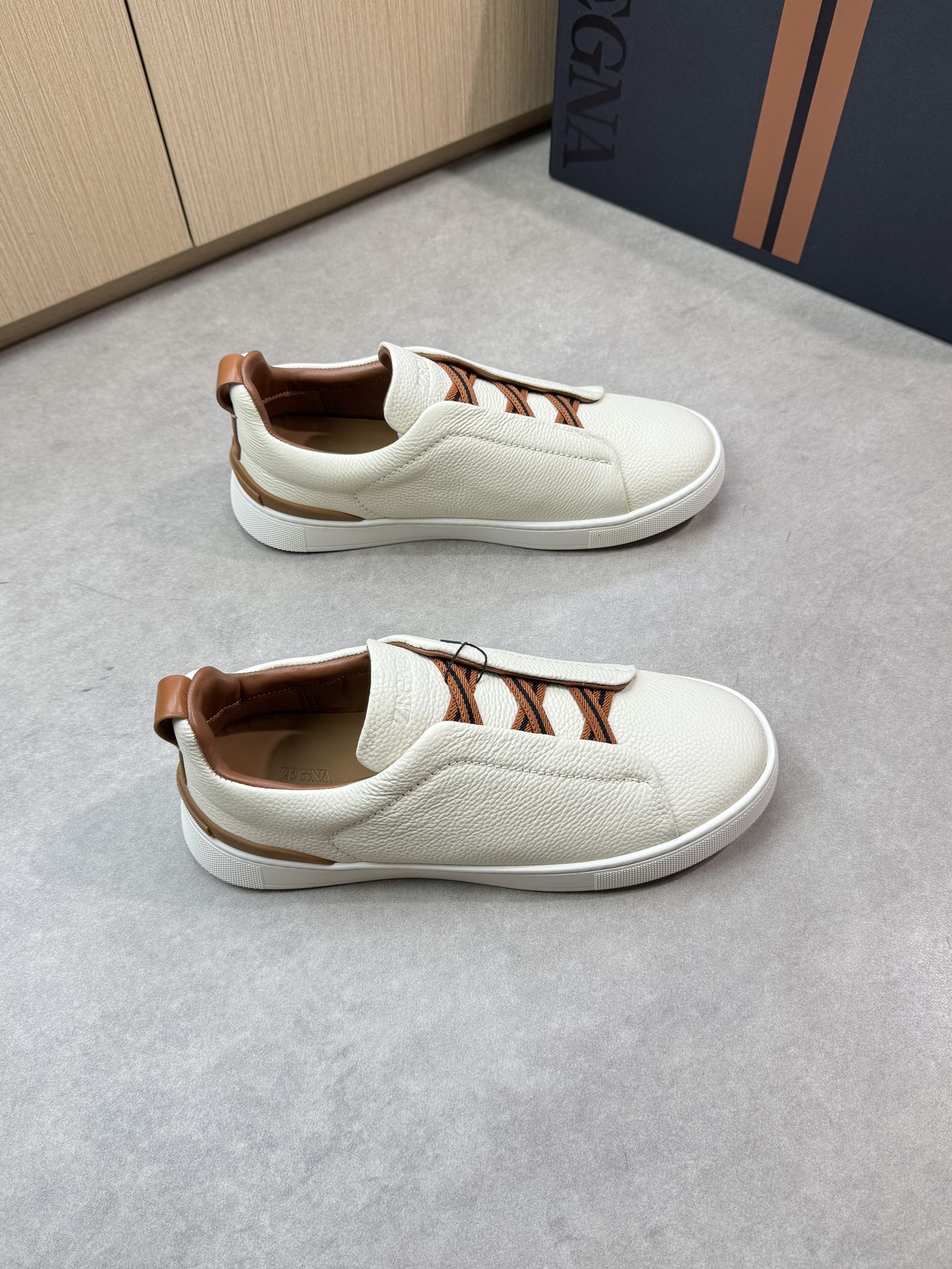 【Zegna】杰尼亚 P710💰
-高端品质 原单🔍🔍🔍休闲运动板鞋
-鞋面:原版🔝荔纹小牛皮、鞋舌空压品牌logo、懒人穿脱松紧带
-内里:水染牛皮
-大底:超轻TPR·橡胶:成型大底
-超高品控·做工精细:凸显(高端·贵气·档次)
-Size: 39-44(38,45,46,可订做)·Z0112