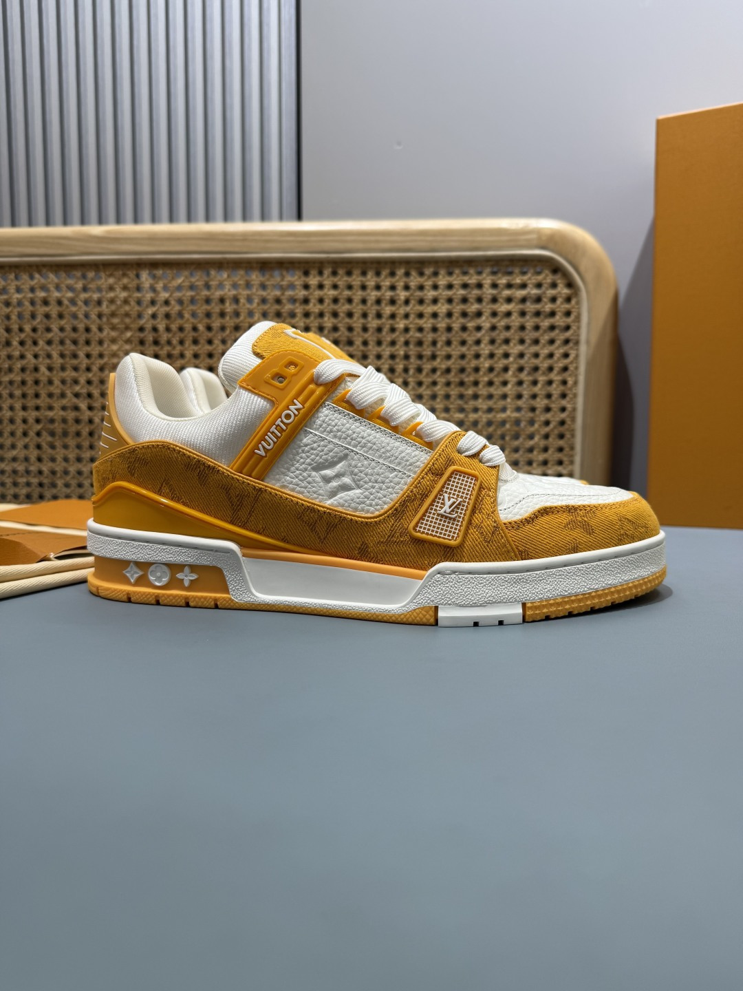 原厂皮 Trainer休闲板鞋,专柜包装 空胶工艺。
size:
女码 35-40(40定做不退换)
男码 38-46码(38.45.46 定做不退不换)