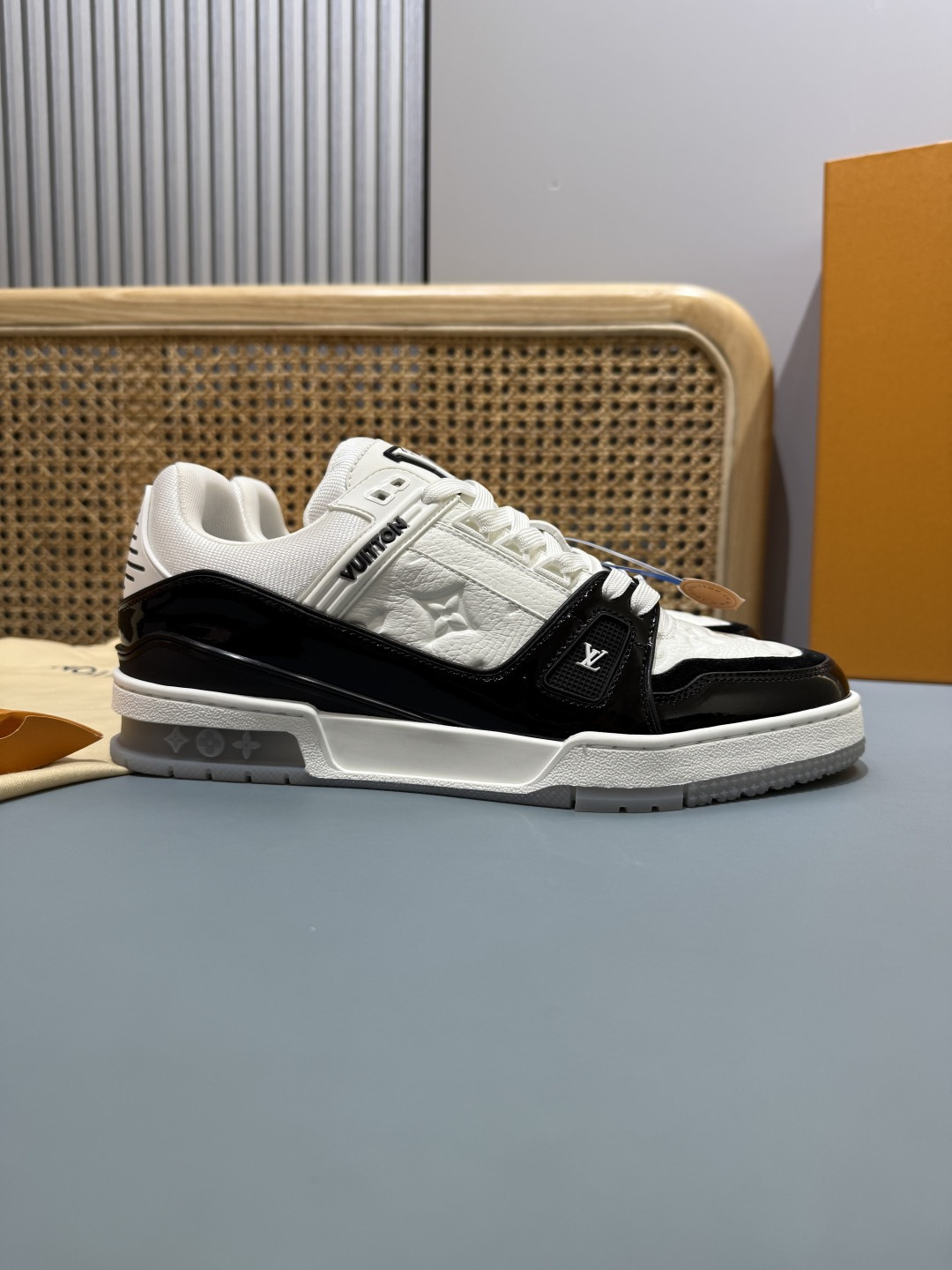 原厂皮 Trainer休闲板鞋,专柜包装 空胶工艺。
size:
女码 35-40
男码 39-45码(45定做不退不换)