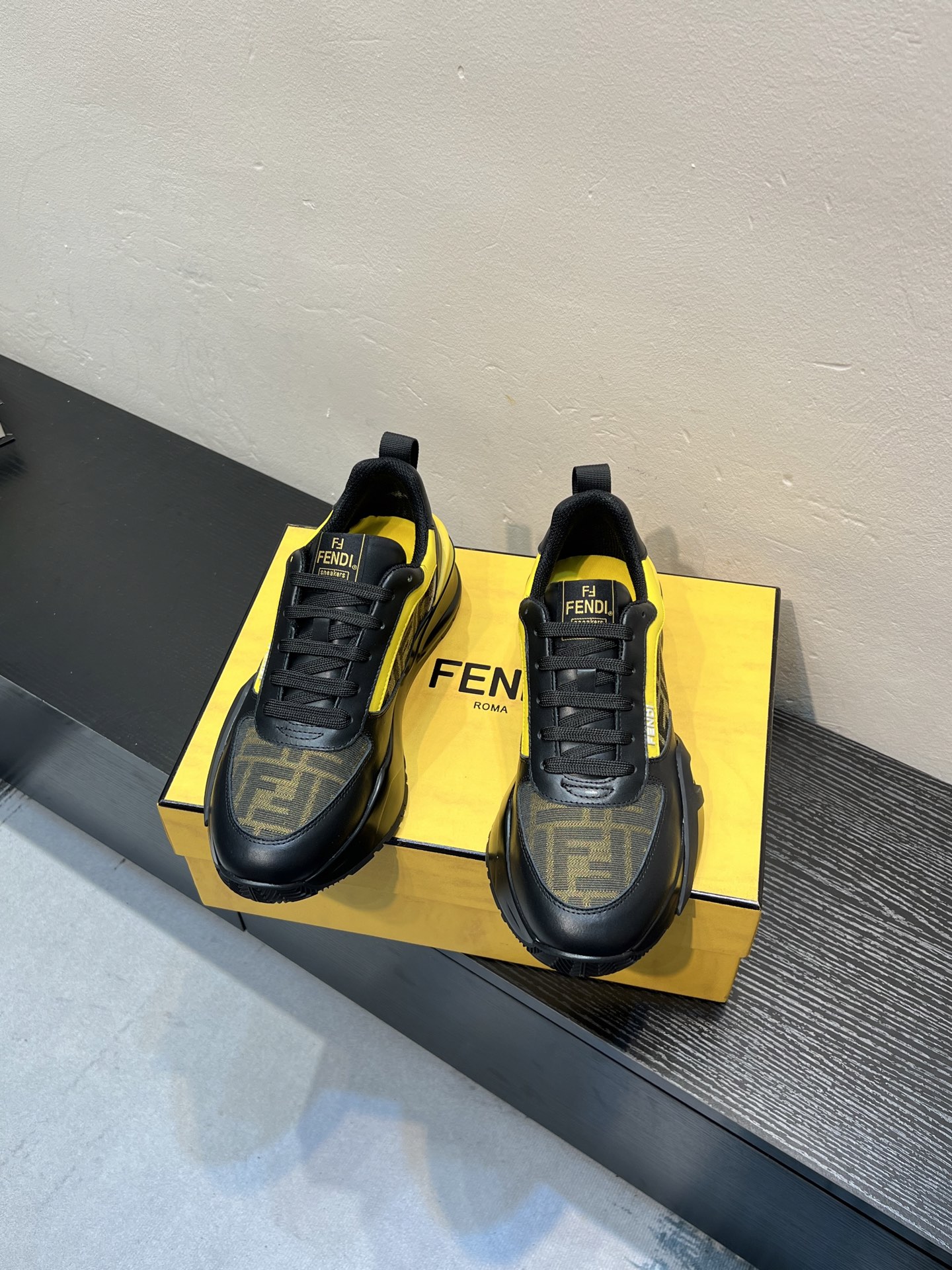 💰¥580 FENDI*——原单品质
芬迪小怪兽!代购级别🔥爆款,鞋面牛皮制造,透气网里,大底更轻便,防滑。市场顶级品质,众多明星亲身演绎,时尚主打潮流,百搭爆款,简单不失品味,潮人必备,散发时尚休闲气息,时尚就在脚下,自信满满,穿起来。Size:38-4445定制