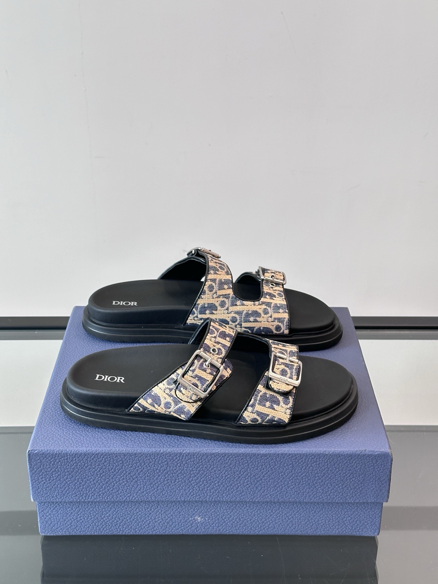 Dior Aqua 男士凉鞋拖鞋。展现 Dior 高订风格设计。迪奥灰绒面革饰带点缀以铝质 Dior 搭扣提升格调。搭配舒适的同色调凹口鞋底,可与短裤或牛仔裤轻松搭配,打造精致造型。主体:绒面牛皮革,科技面料里料:牛皮革,搭配可调节饰带搭配铝质 Dior 搭扣迪奥灰 EVA 内底
同色调凹口橡胶外底拼接结构👌👌
size:38-44(45.46定制)