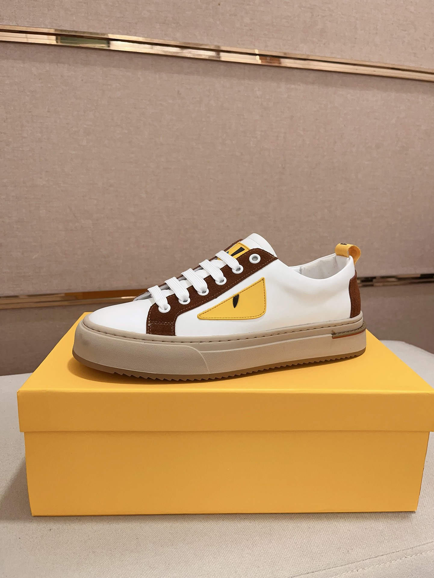 工厂价: 490💰【Fendi】芬迪 男士最新款休闲鞋!专柜同步上市!原版一比一复刻。全进口官网一比一牛皮面料。内里采用头层顶级羊皮,原版原厂特供橡胶大底。引领时尚新概念。配码:38-44。(可定做45不退换)