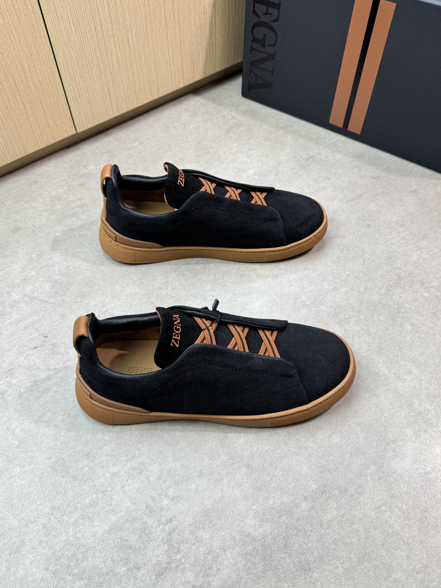 【Zegna】杰尼亚 P710💰
-高端品质 原单🔍🔍🔍休闲运动板鞋
-原版🔝纳帕小牛皮、品牌牛仔帆布、鞋舌反绒小牛皮..空压品牌logo、懒人穿脱松紧带
-内里:水染牛皮
-大底:超轻TPR·橡胶:成型大底
-超高品控·做工精细:凸显(高端·贵气·档次)
-Size: 39-44(38,45,46,可订做)·Z0112