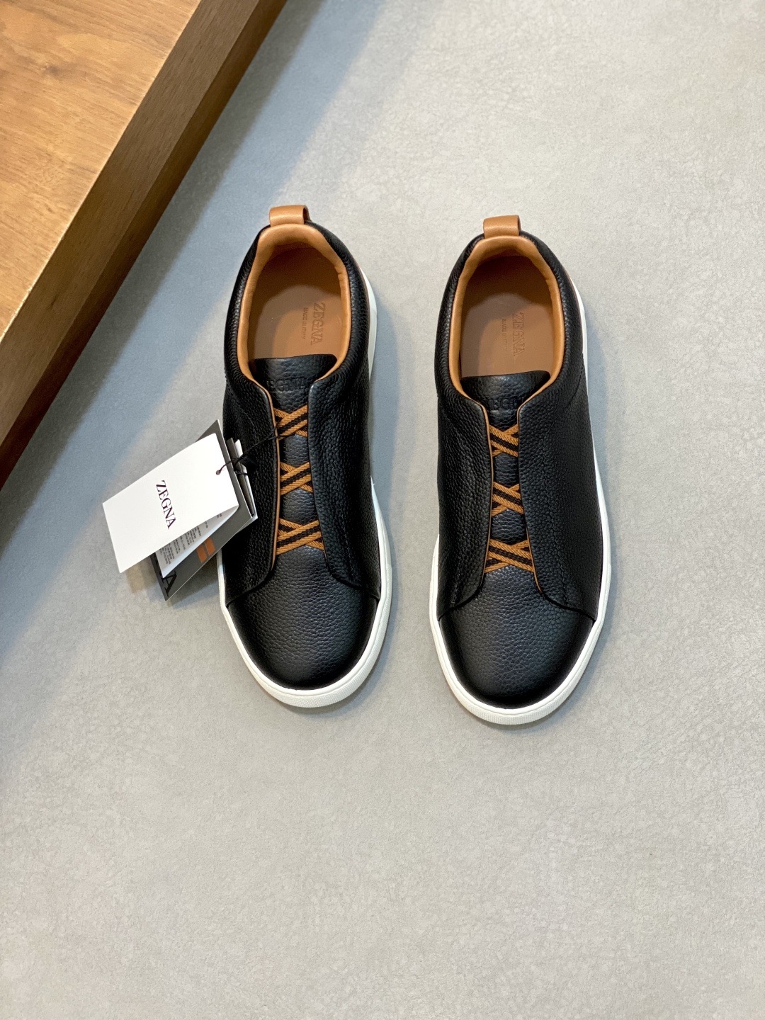 💰700 Ermenegildo Zegna 杰尼亚休闲运动鞋
Triple Stitch 是一款精致的休闲鞋履,饰有标志性三重交叉松紧细节,灵感源于三重手缝线迹造型,彰显了杰尼亚的悠久传承。这款皮革衬里鹿皮球鞋饰有骆马色装饰细节,采用便鞋鞋型且质感轻盈,配有灵活的橡胶外底,穿脱轻松,舒适不凡。后跟饰有标志性 Ermenegildo Zegna XXX 标识细节,彰显品牌风范。
码数:39-44,标准皮鞋尺码。